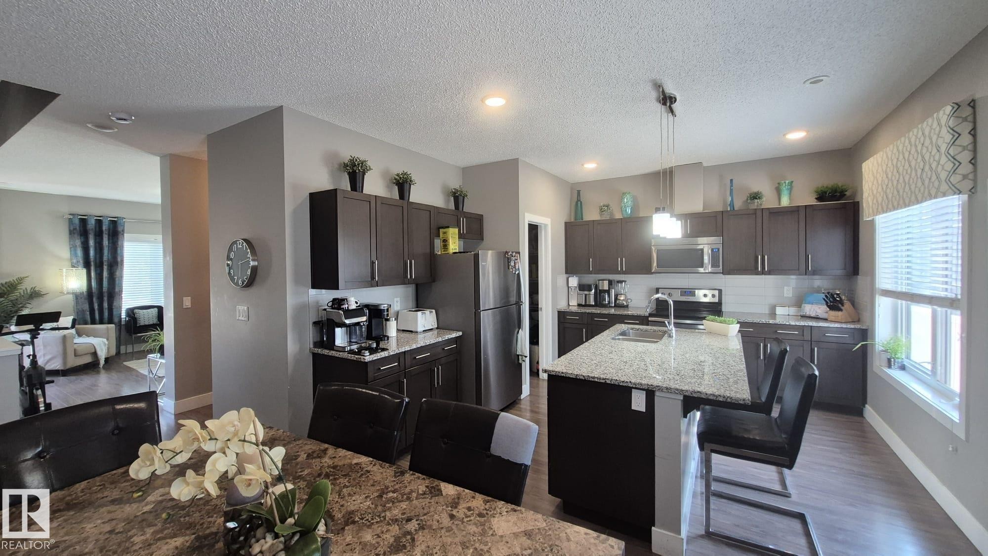 #9 804 Welsh Dr Sw, Edmonton, AB - Indoor Photo Showing Kitchen With Stainless Steel Kitchen With Double Sink With Upgraded Kitchen