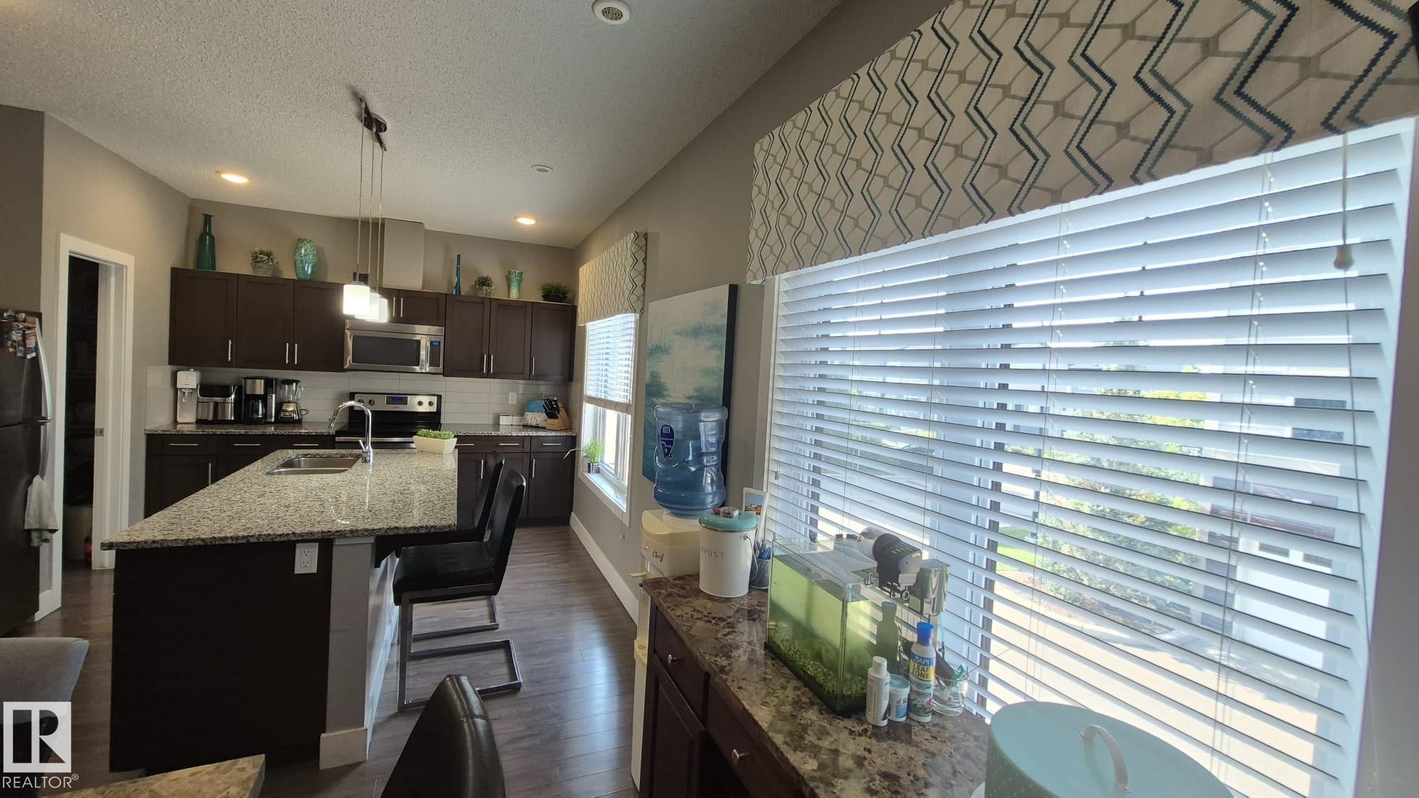 #9 804 Welsh Dr Sw, Edmonton, AB - Indoor Photo Showing Kitchen With Stainless Steel Kitchen With Double Sink With Upgraded Kitchen