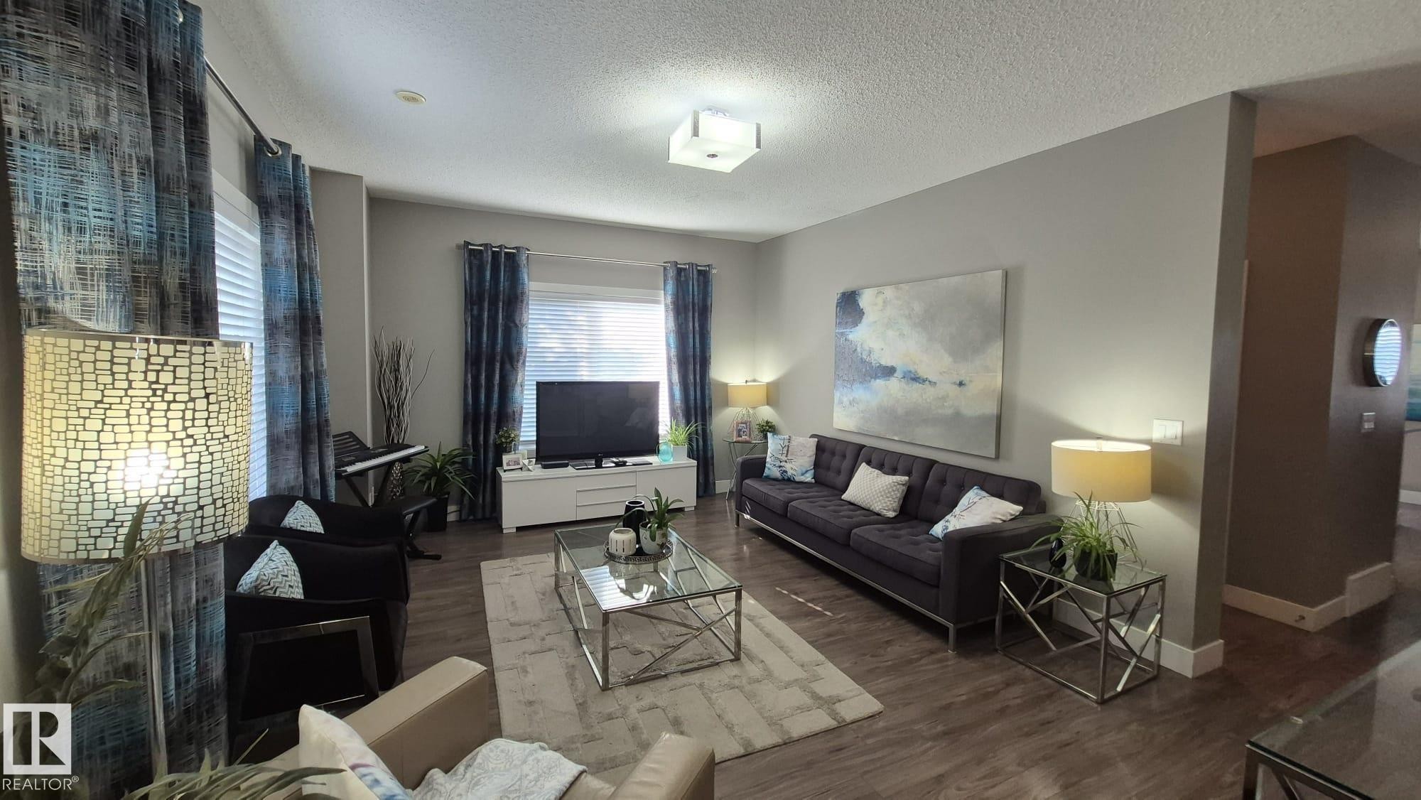 #9 804 Welsh Dr Sw, Edmonton, AB - Indoor Photo Showing Living Room