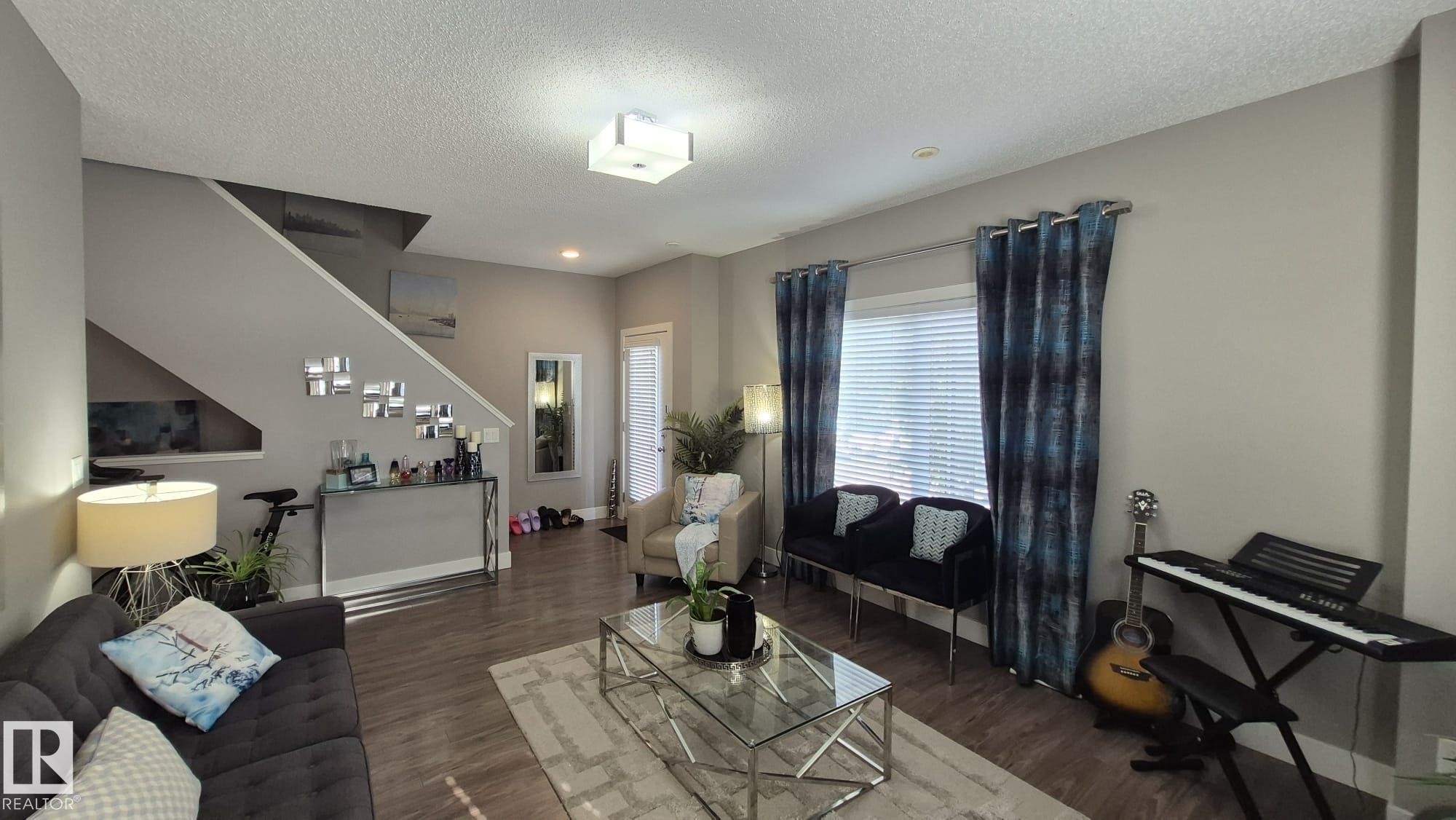 #9 804 Welsh Dr Sw, Edmonton, AB - Indoor Photo Showing Living Room