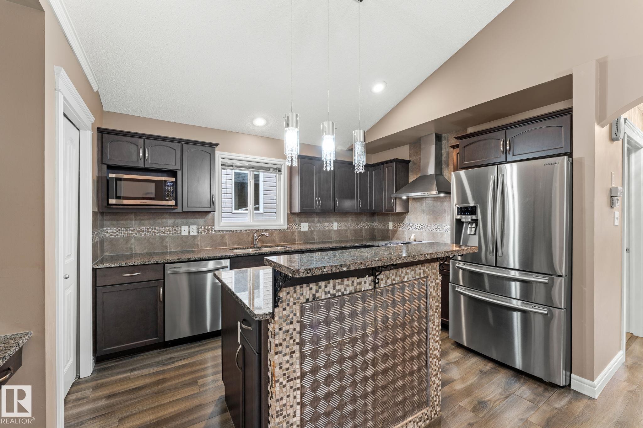 17027 121 Street Nw, Edmonton, AB - Indoor Photo Showing Kitchen With Upgraded Kitchen