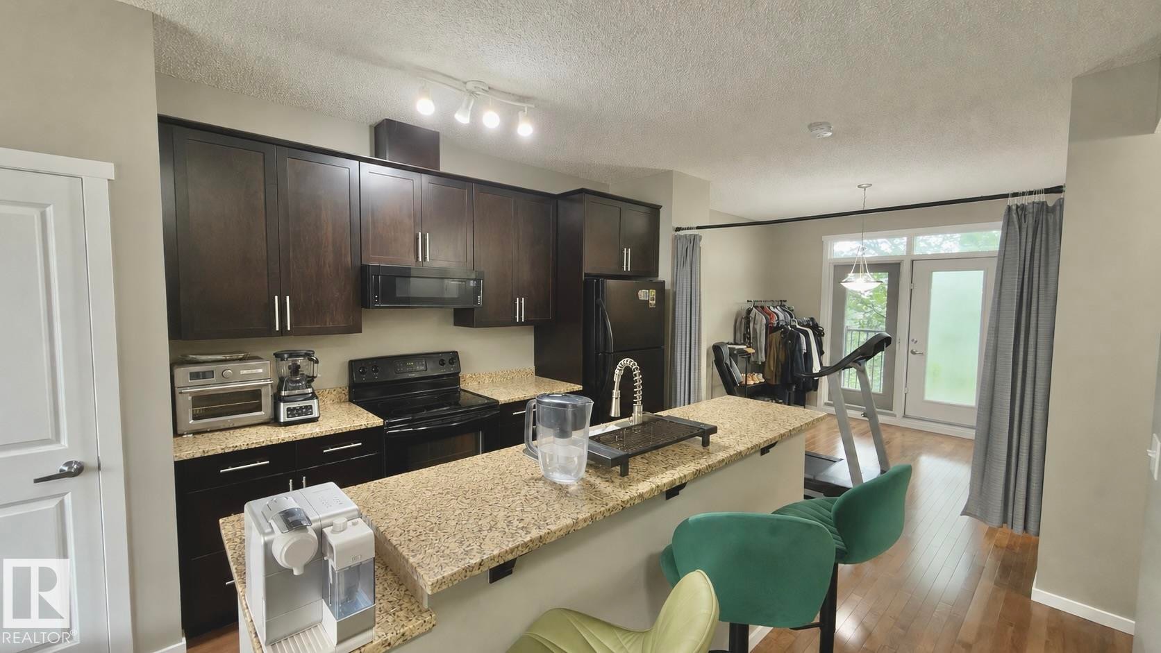 #61 603 Watt Bv Sw, Edmonton, AB - Indoor Photo Showing Kitchen