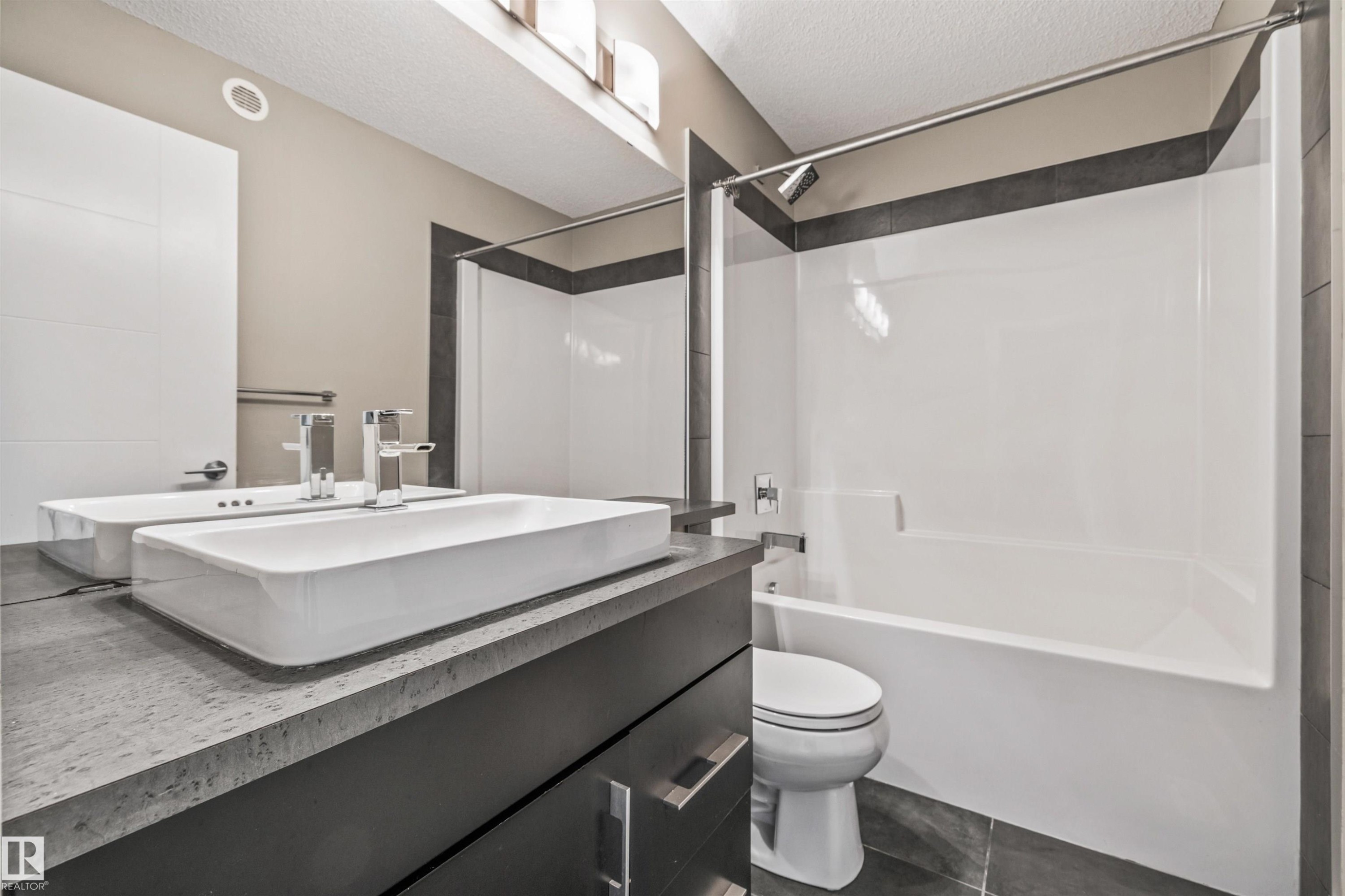 2808 Koshal Crescent Sw, Edmonton, AB - Indoor Photo Showing Bathroom