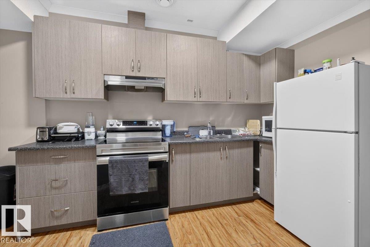 2005 15 Avenue Nw, Edmonton, AB - Indoor Photo Showing Kitchen
