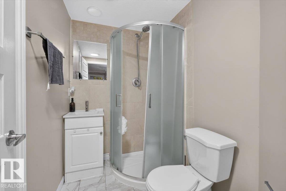 2005 15 Avenue Nw, Edmonton, AB - Indoor Photo Showing Bathroom