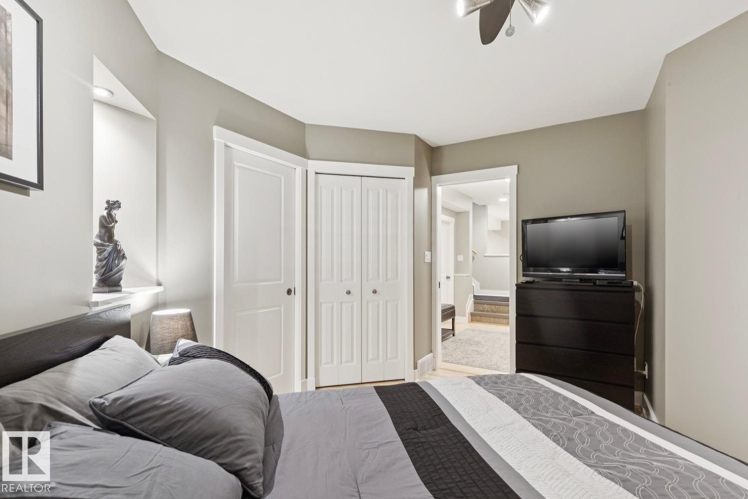 11030 122 Street Nw, Edmonton, AB - Indoor Photo Showing Bedroom