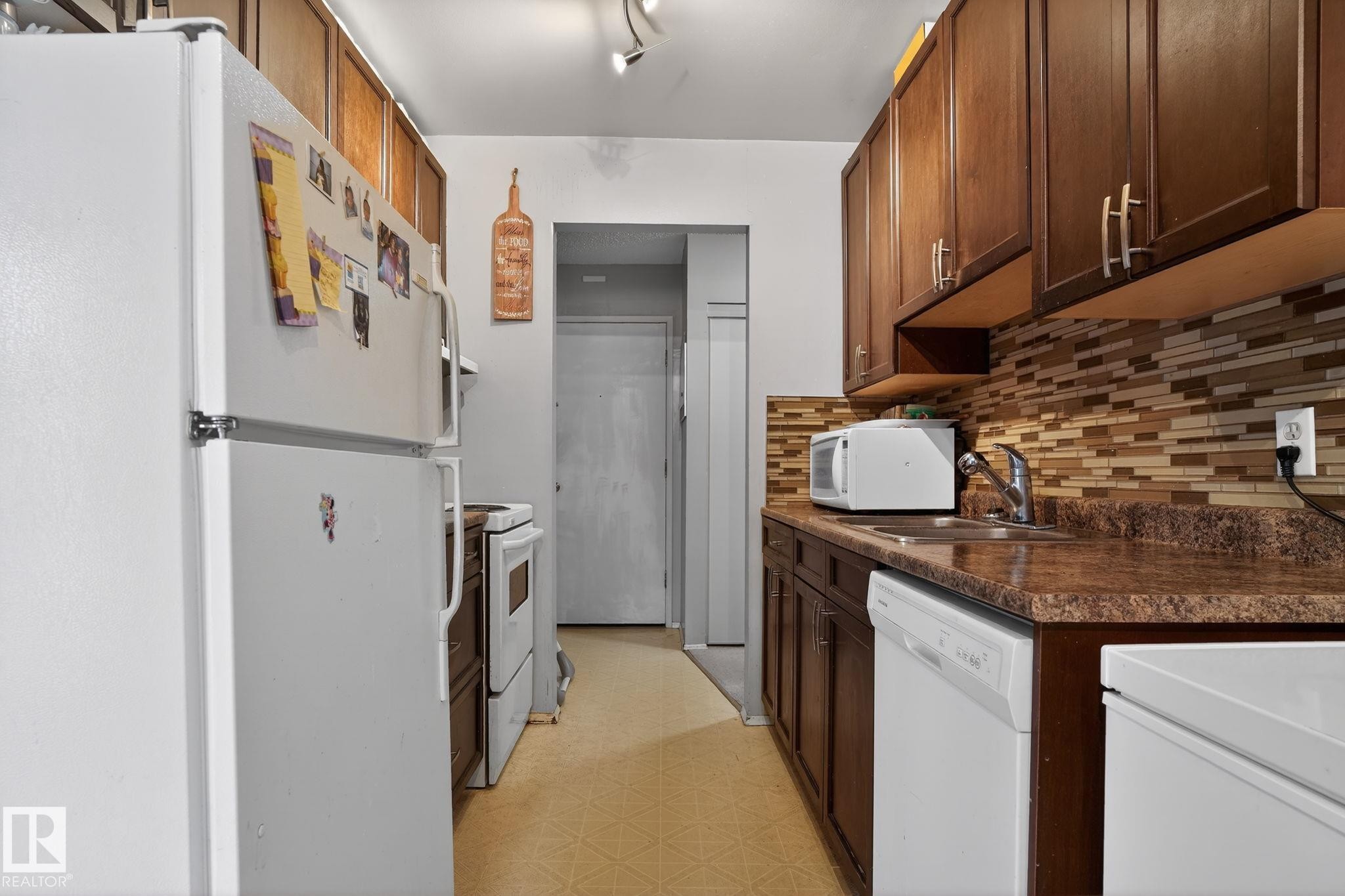 #120 5730 Riverbend Rd Nw, Edmonton, AB - Indoor Photo Showing Kitchen