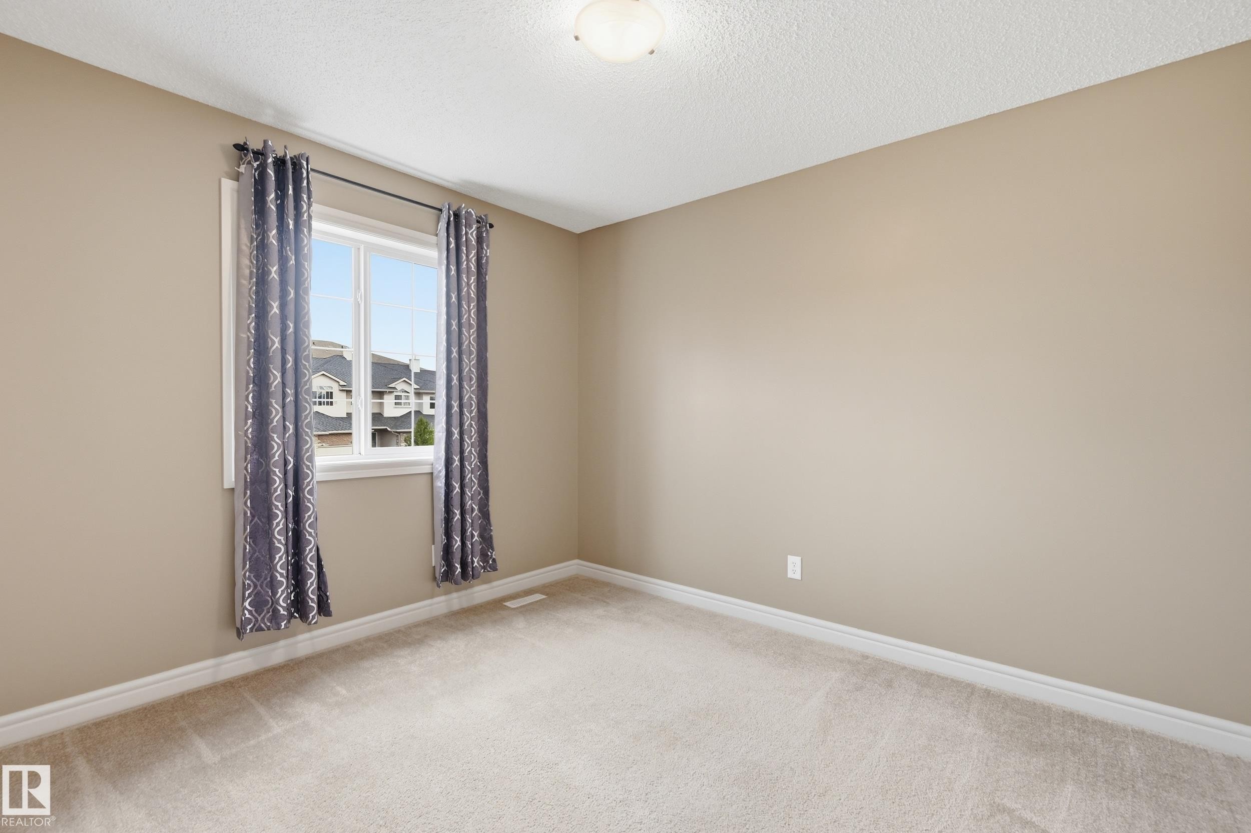 11543 11 Avenue Sw, Edmonton, AB - Indoor Photo Showing Other Room