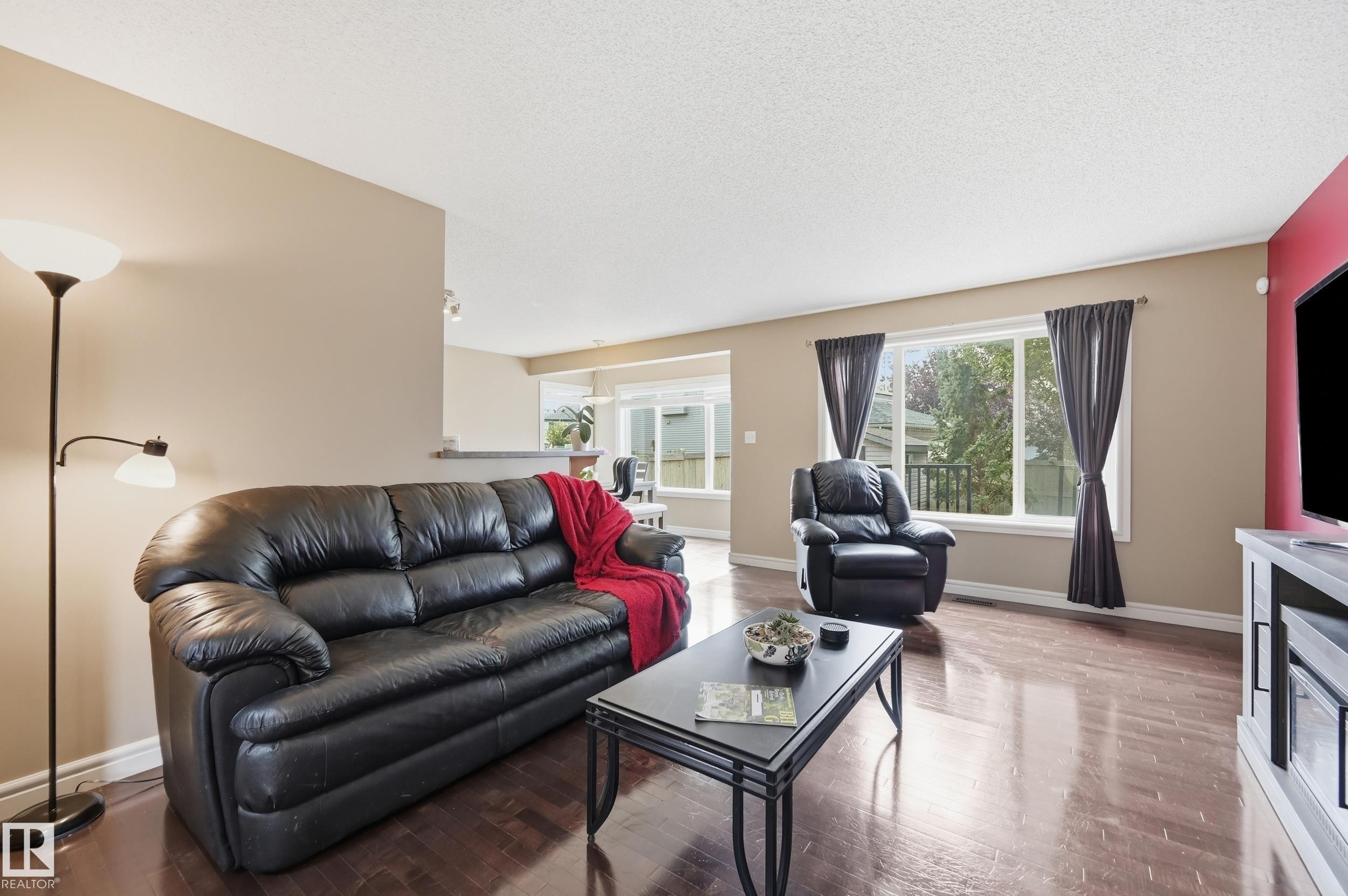 11543 11 Avenue Sw, Edmonton, AB - Indoor Photo Showing Living Room