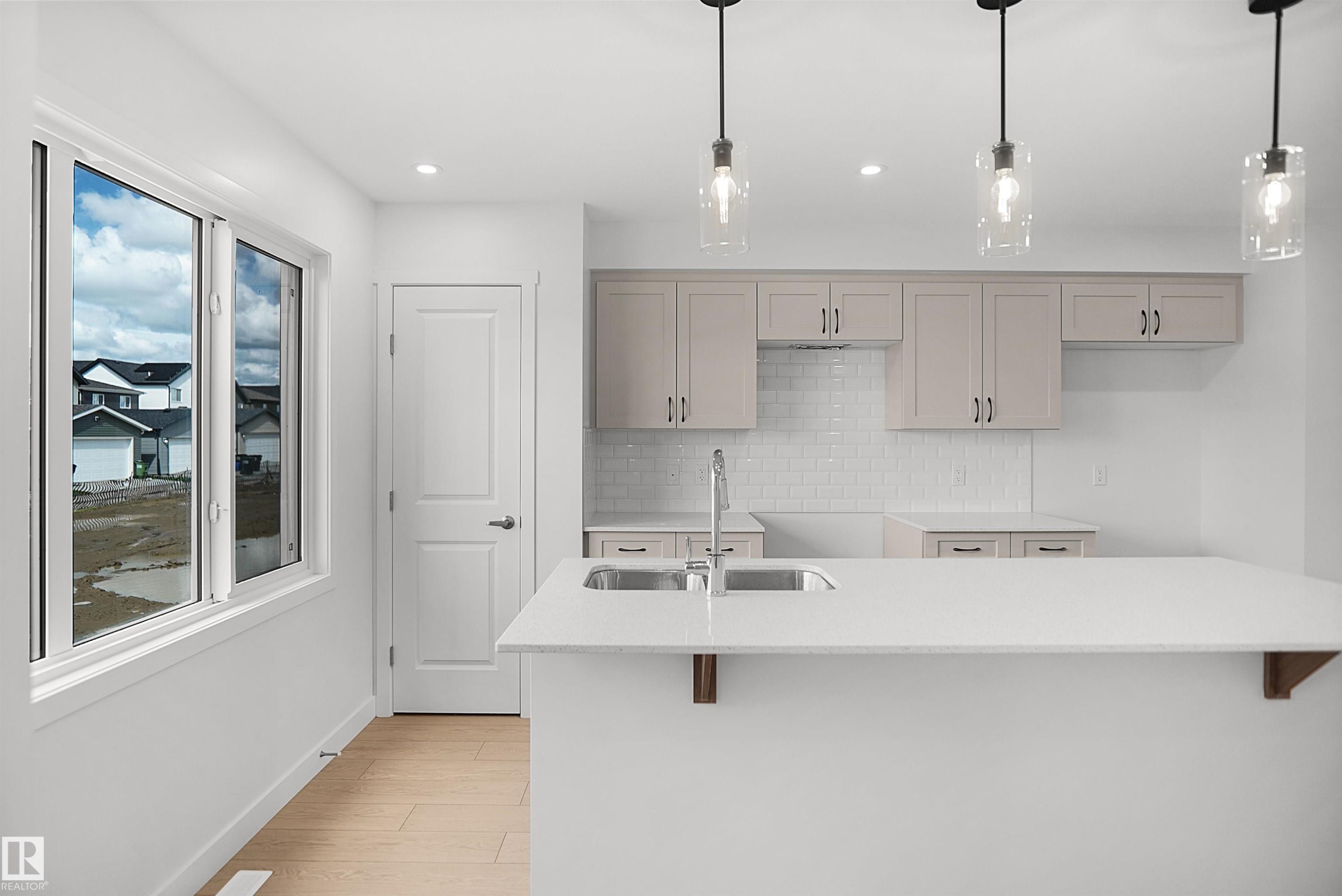 548 Ashgrove Circle, Leduc, AB - Indoor Photo Showing Kitchen With Upgraded Kitchen
