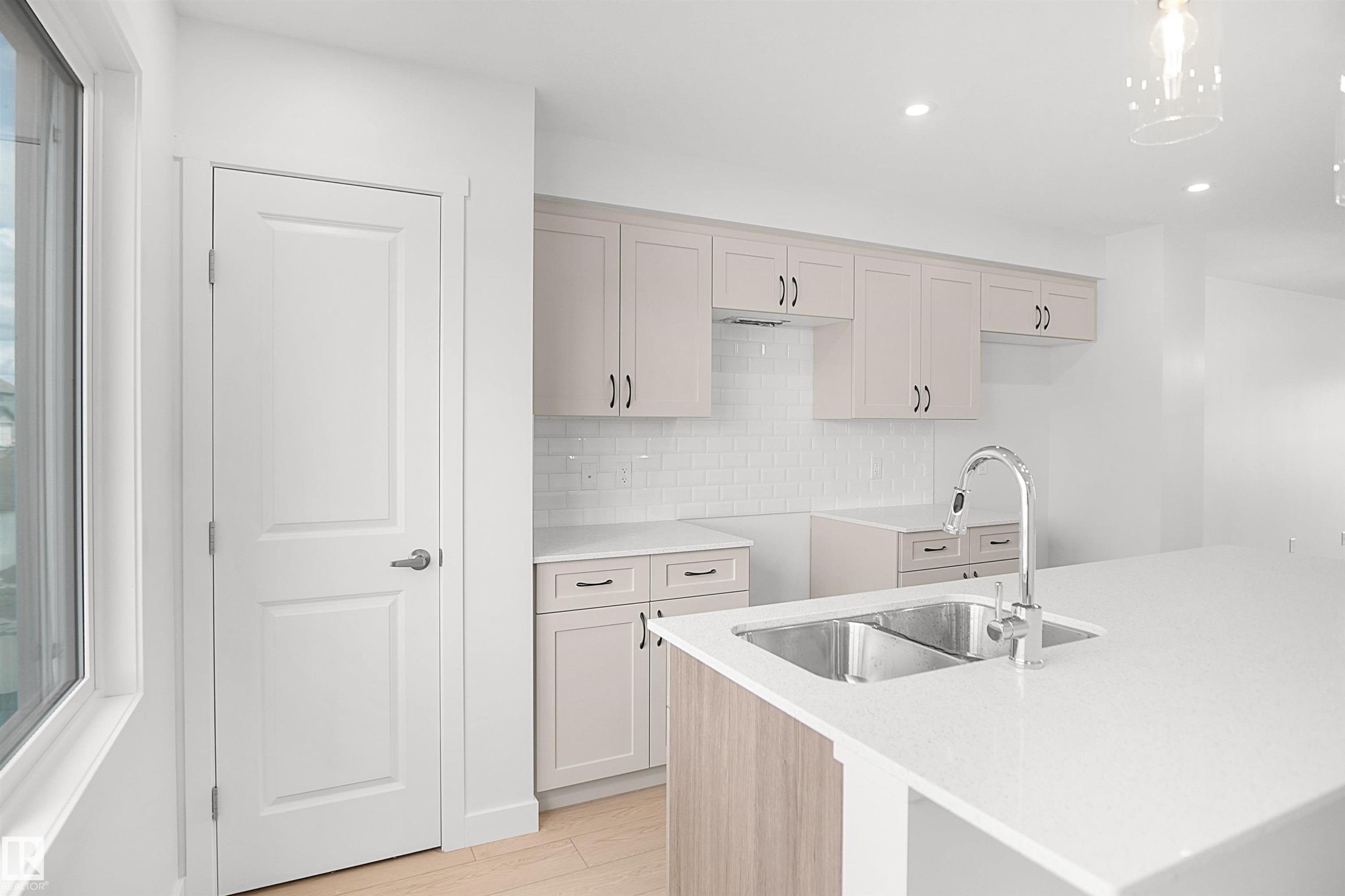 548 Ashgrove Circle, Leduc, AB - Indoor Photo Showing Kitchen With Double Sink With Upgraded Kitchen