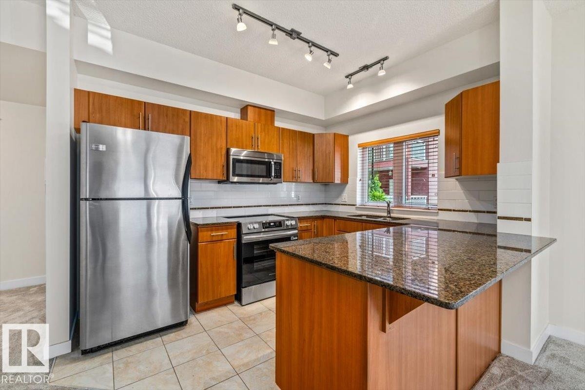 #118 10333 112 St Nw, Edmonton, AB - Indoor Photo Showing Kitchen