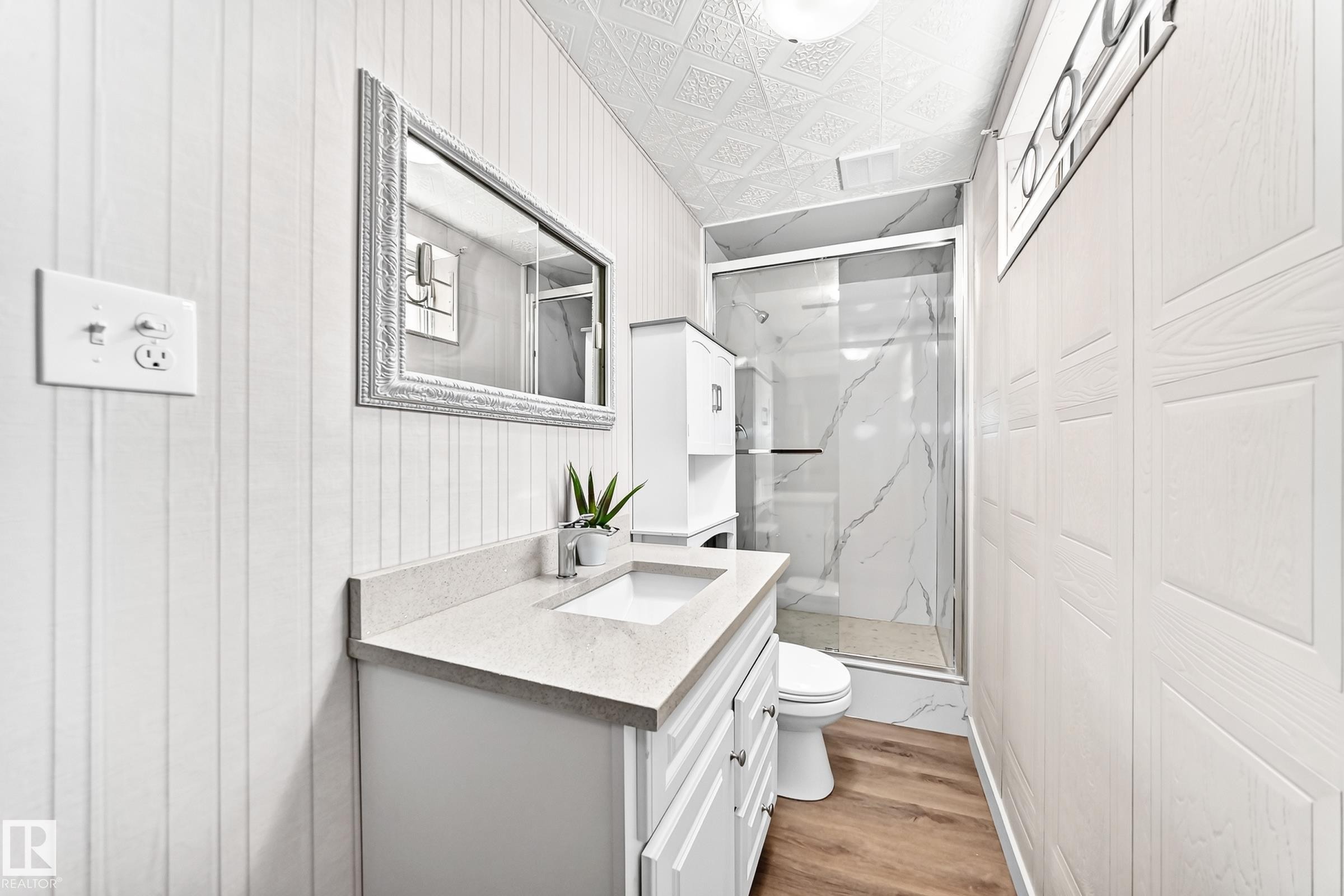 12819 107 Street Nw, Edmonton, AB - Indoor Photo Showing Bathroom