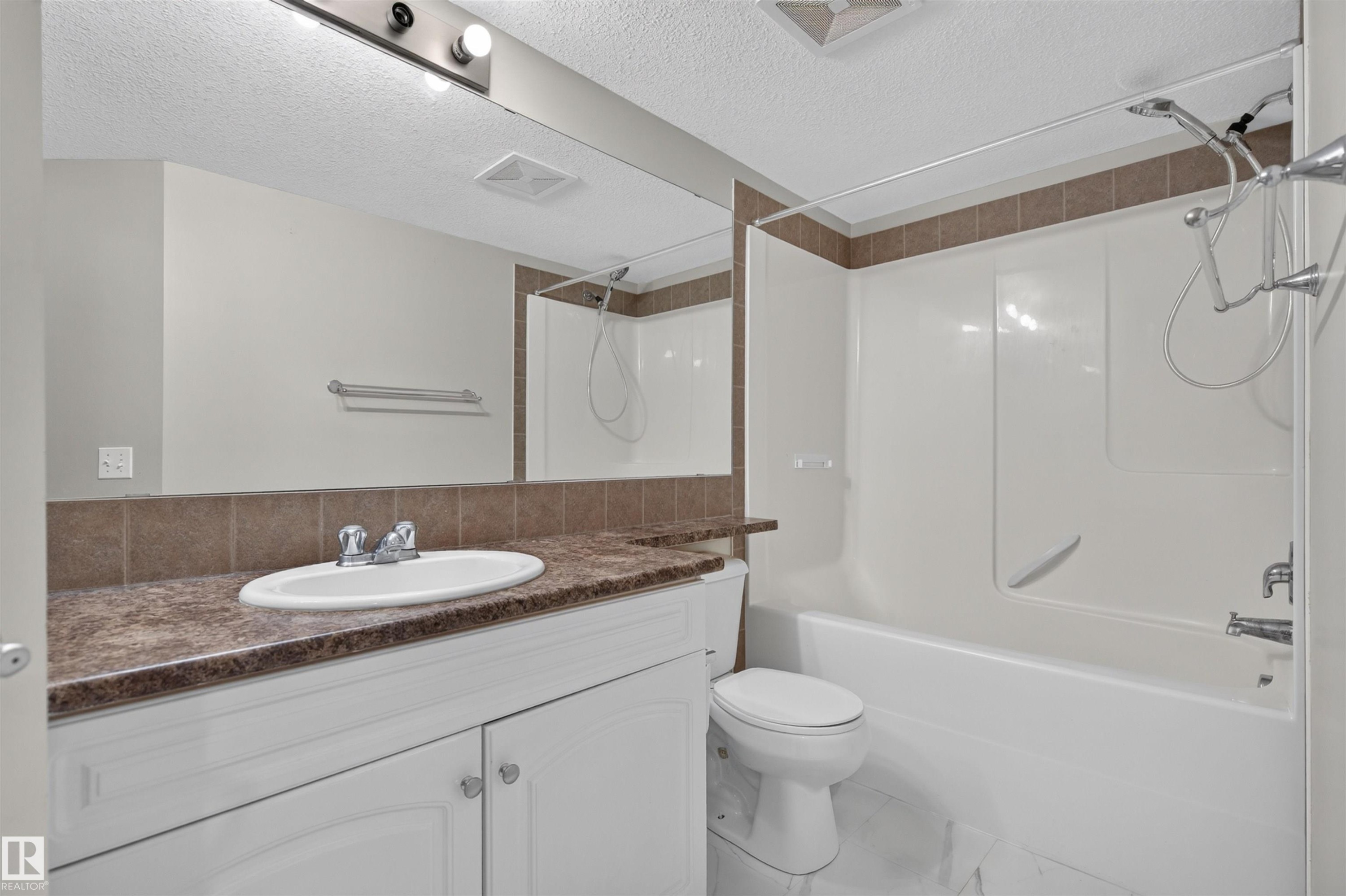 #29 150 Edwards Dr Sw, Edmonton, AB - Indoor Photo Showing Bathroom