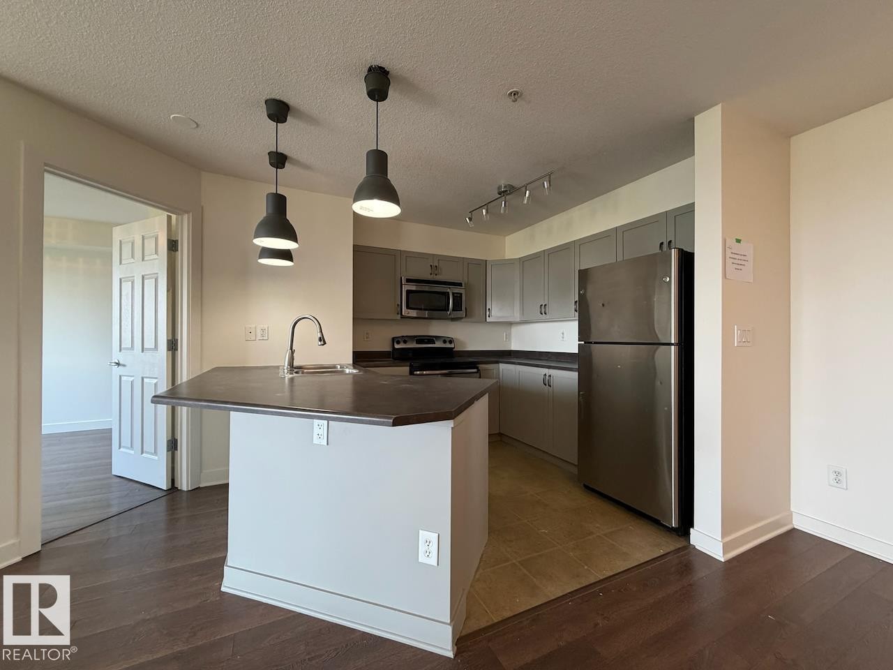 #104 920 156 St Nw, Edmonton, AB - Indoor Photo Showing Kitchen With Upgraded Kitchen