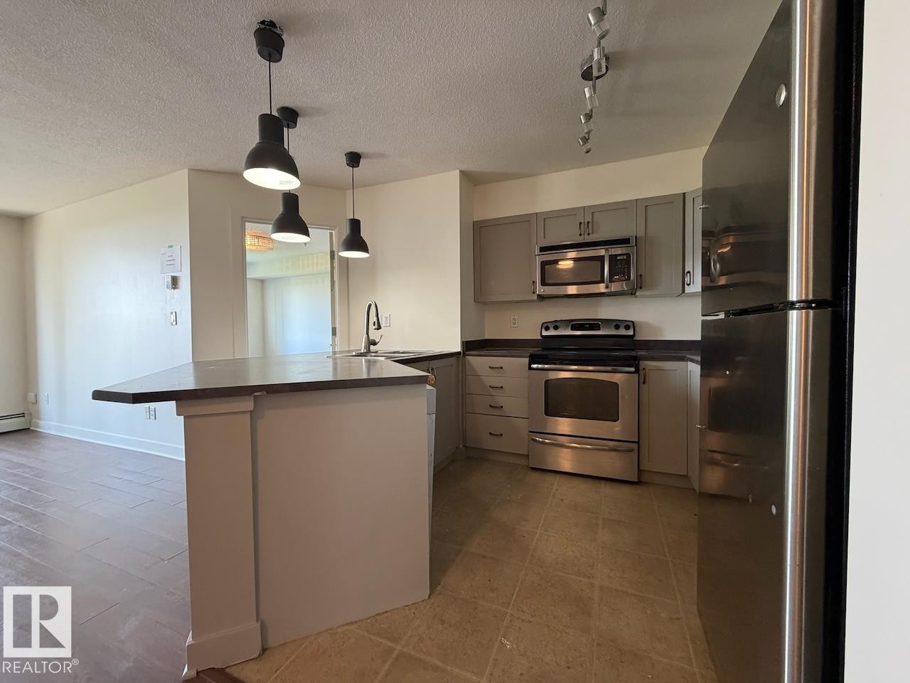 #104 920 156 St Nw, Edmonton, AB - Indoor Photo Showing Kitchen