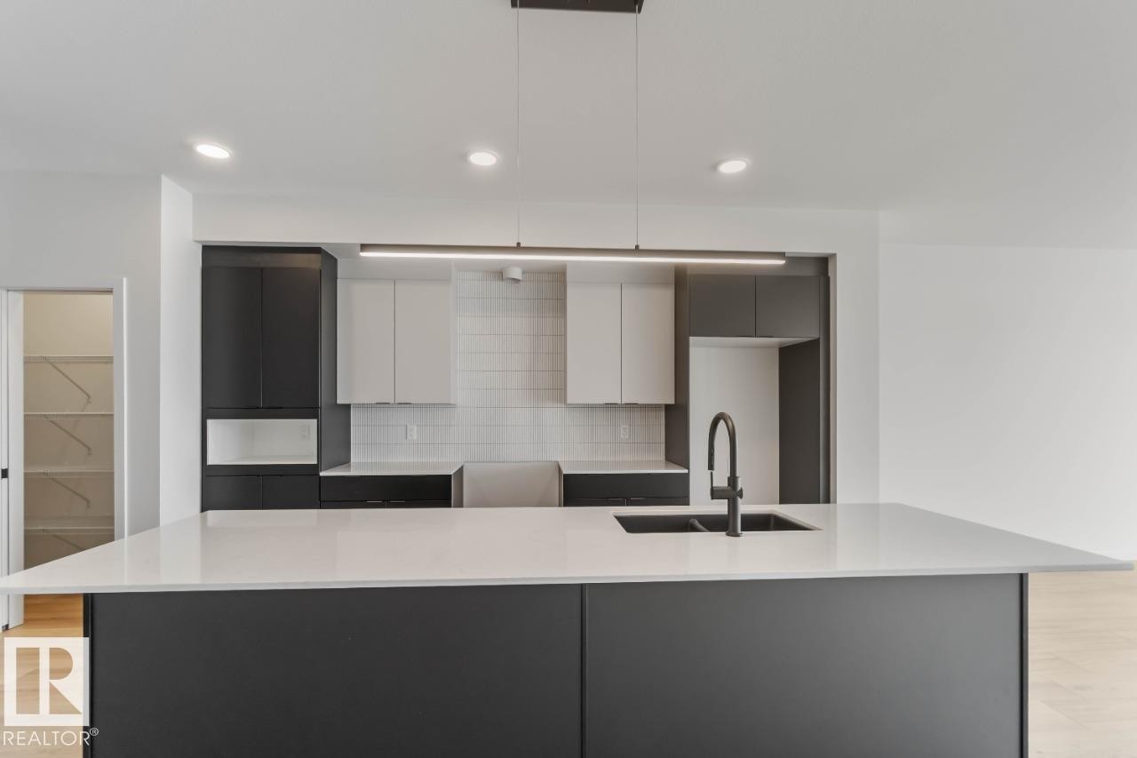 37 Devonshire Drive, Sherwood Park, AB - Indoor Photo Showing Kitchen With Double Sink With Upgraded Kitchen