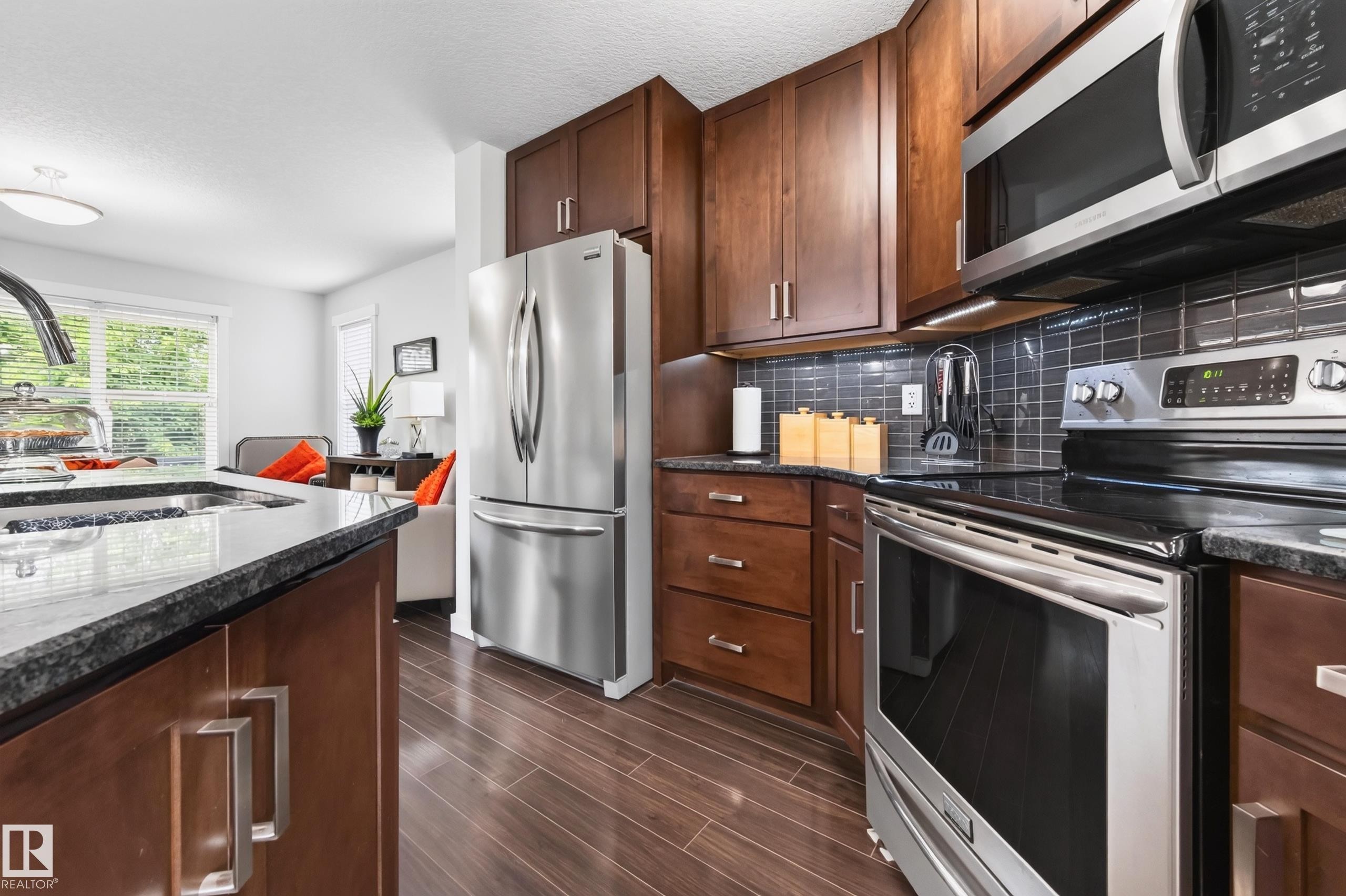 1007 162 Street Sw, Edmonton, AB - Indoor Photo Showing Kitchen With Stainless Steel Kitchen