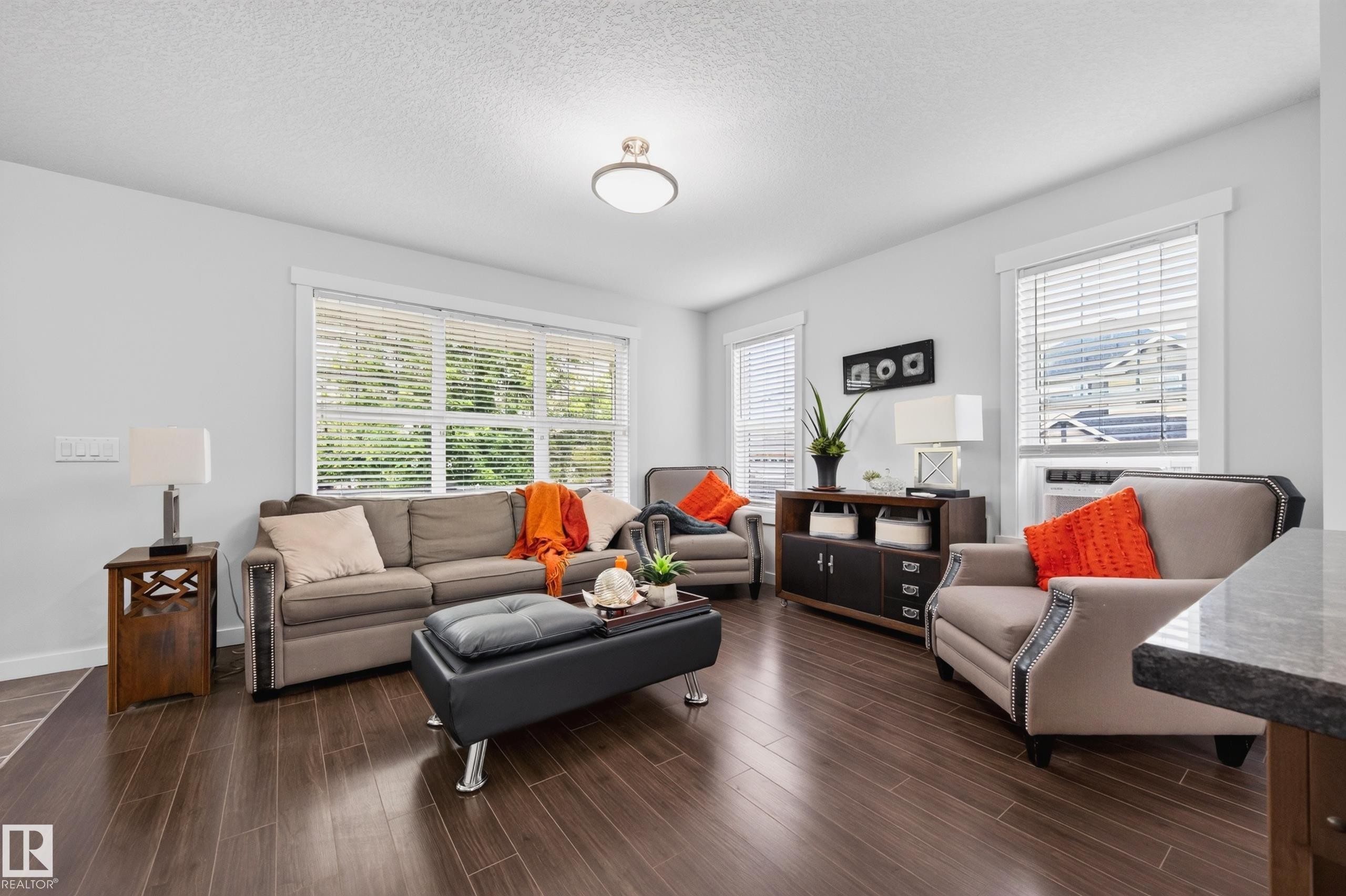 1007 162 Street Sw, Edmonton, AB - Indoor Photo Showing Living Room