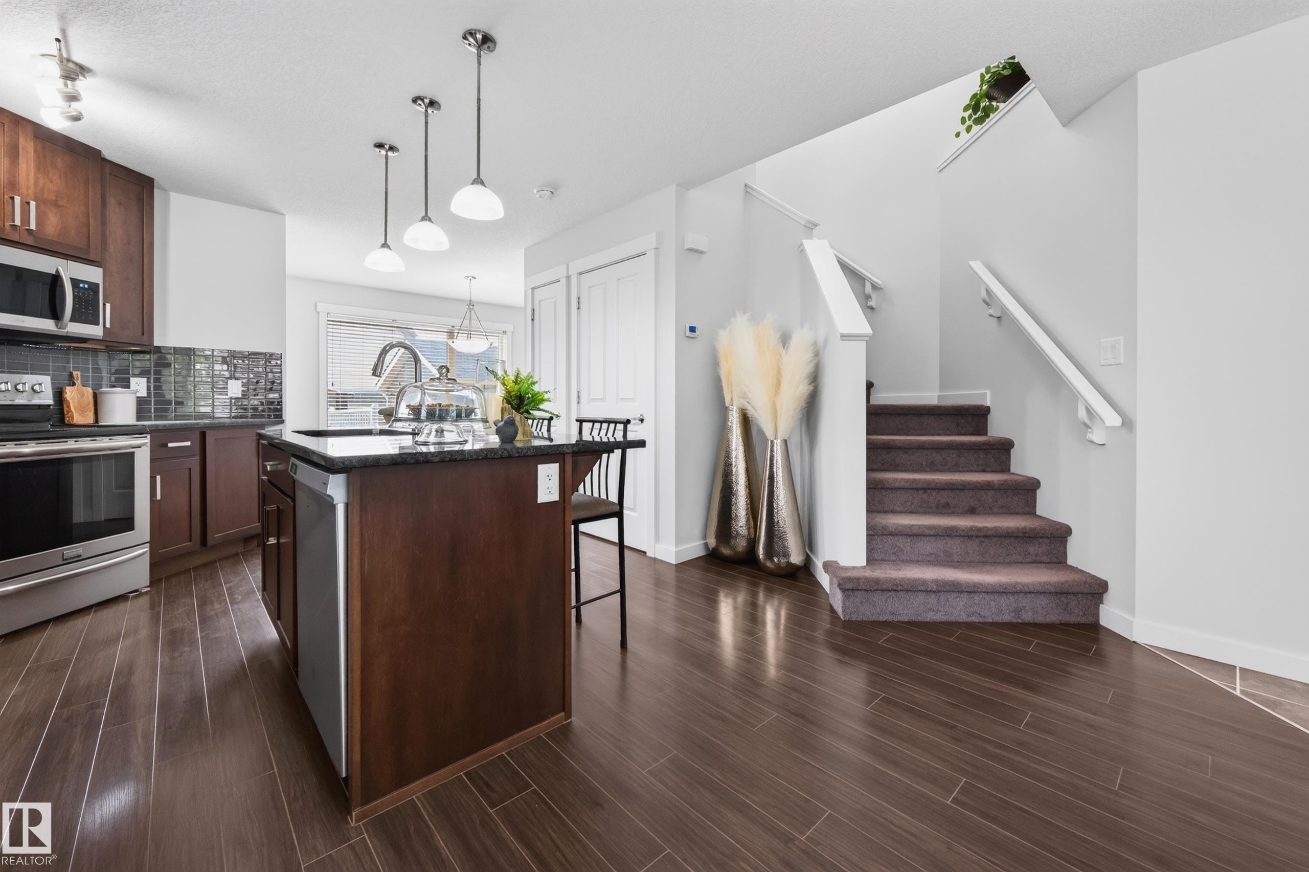 1007 162 Street Sw, Edmonton, AB - Indoor Photo Showing Kitchen With Upgraded Kitchen