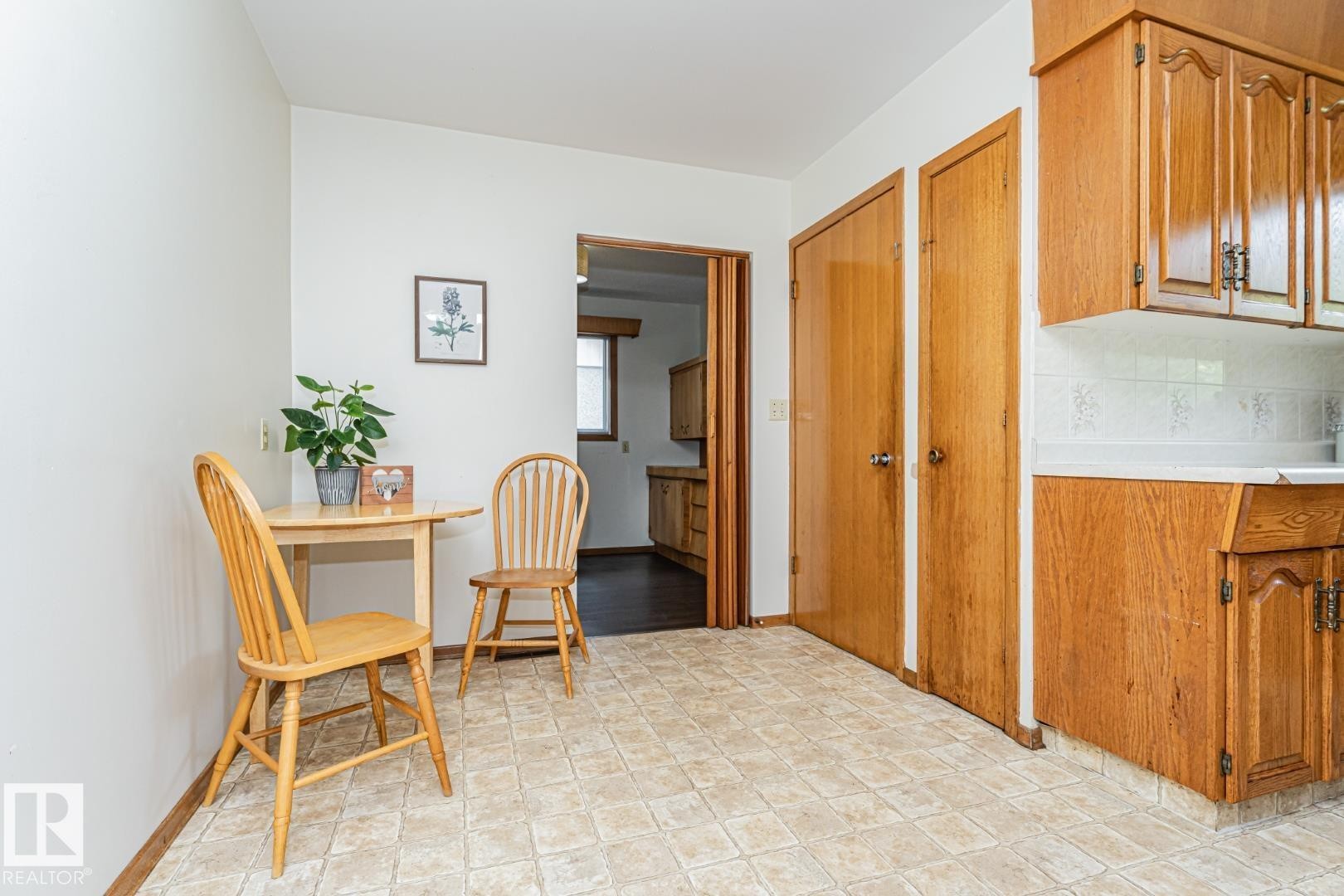 10726 70 Avenue Nw, Edmonton, AB - Indoor