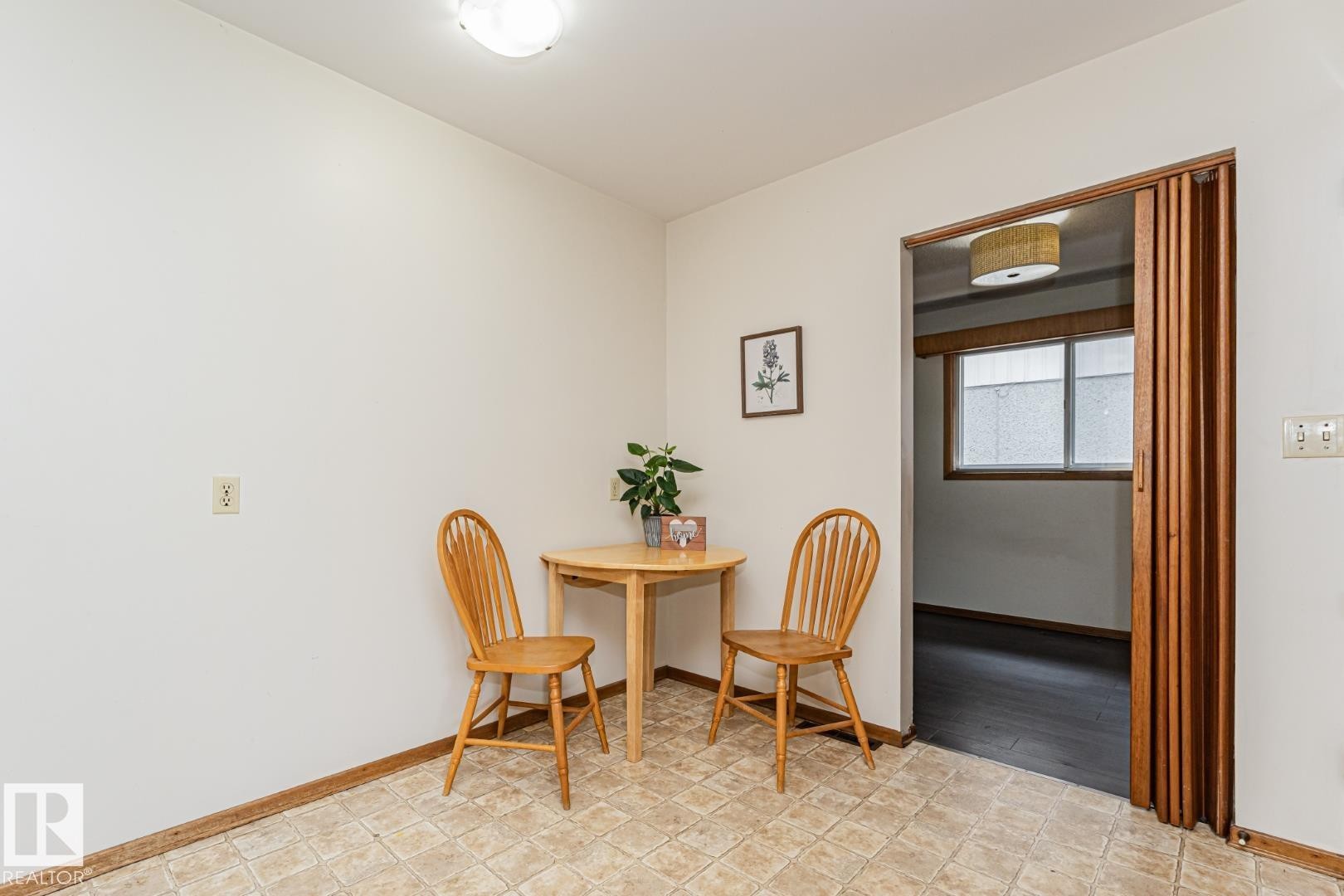 10726 70 Avenue Nw, Edmonton, AB - Indoor