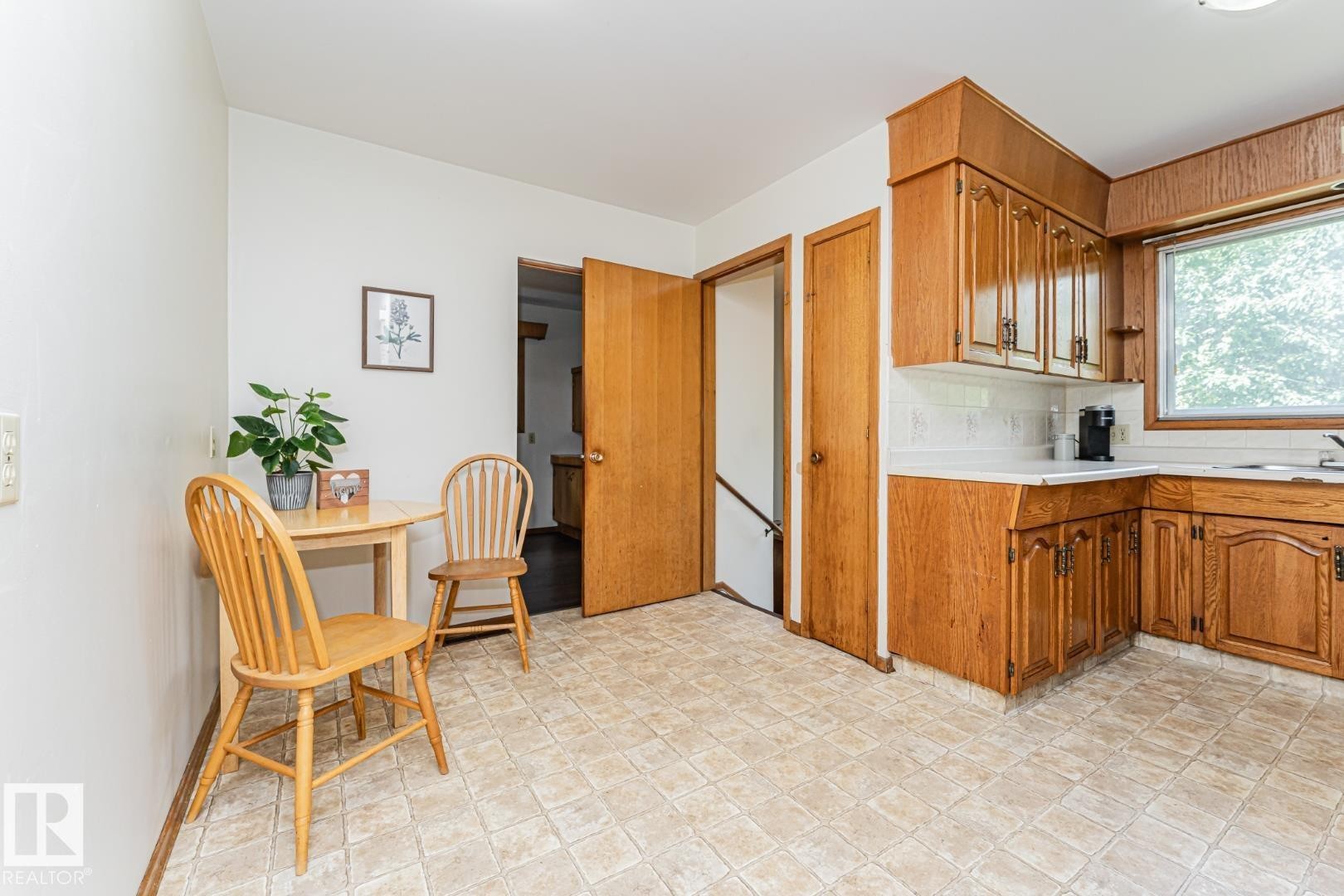10726 70 Avenue Nw, Edmonton, AB - Indoor