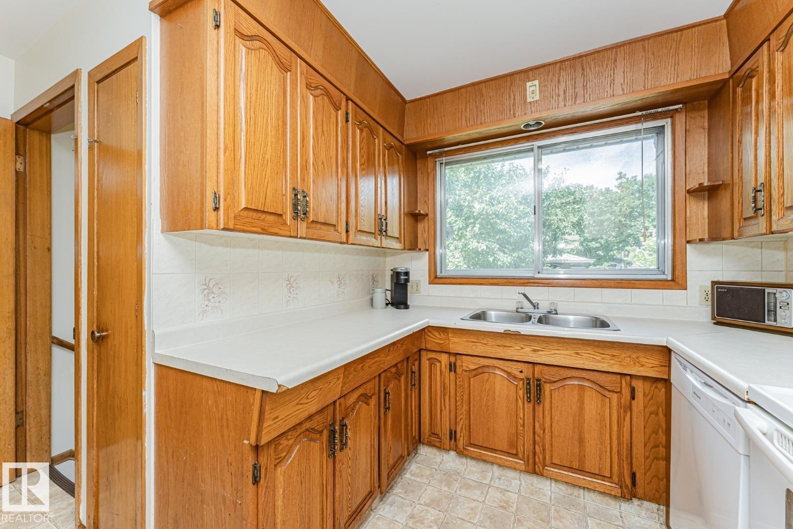 10726 70 Avenue Nw, Edmonton, AB - Indoor Photo Showing Kitchen With Double Sink