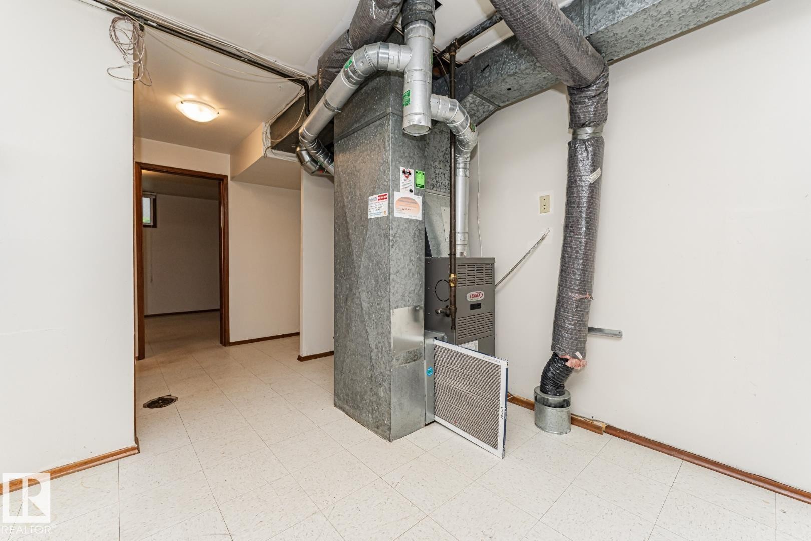 10726 70 Avenue Nw, Edmonton, AB - Indoor
