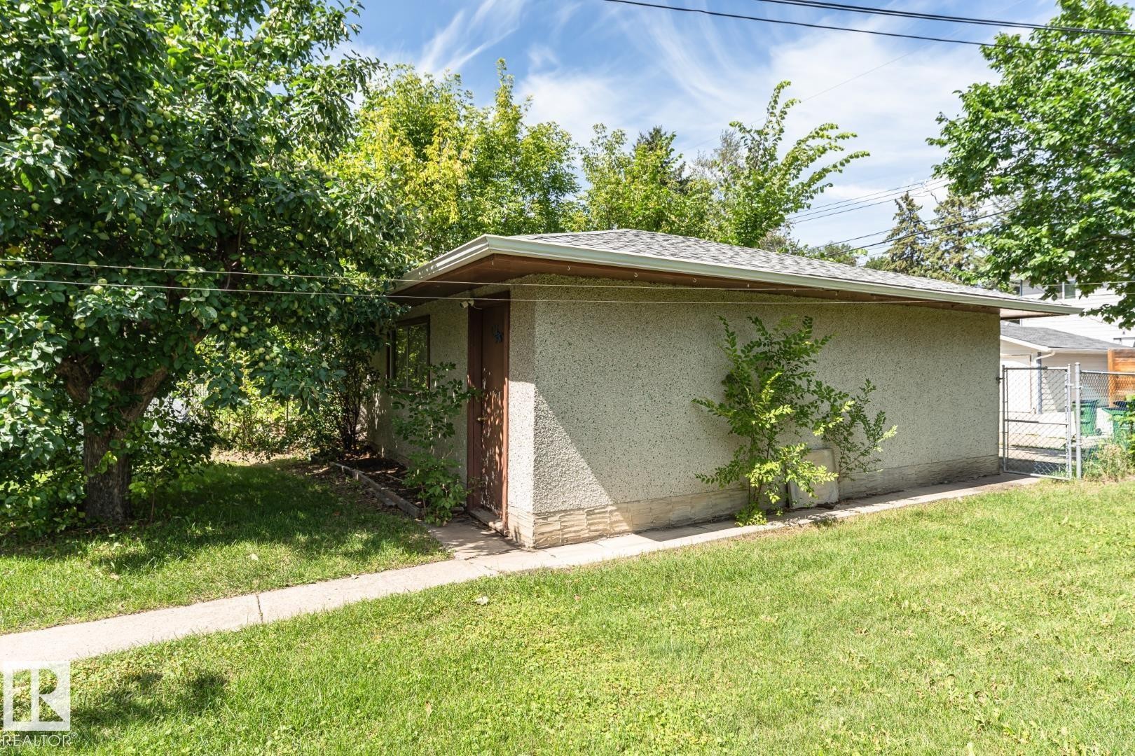10726 70 Avenue Nw, Edmonton, AB - Outdoor