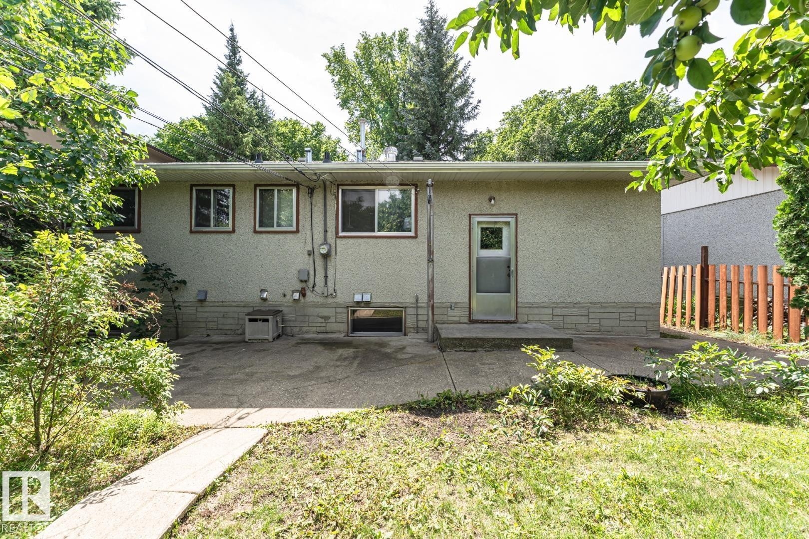 10726 70 Avenue Nw, Edmonton, AB - Outdoor