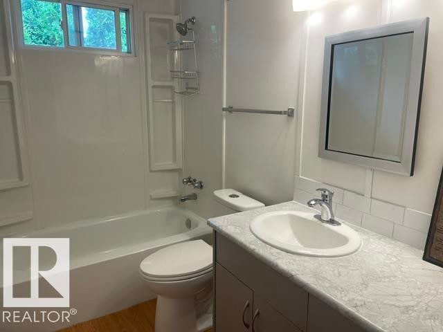 5 Cliff Crescent Northwest, Edmonton, AB - Indoor Photo Showing Bathroom