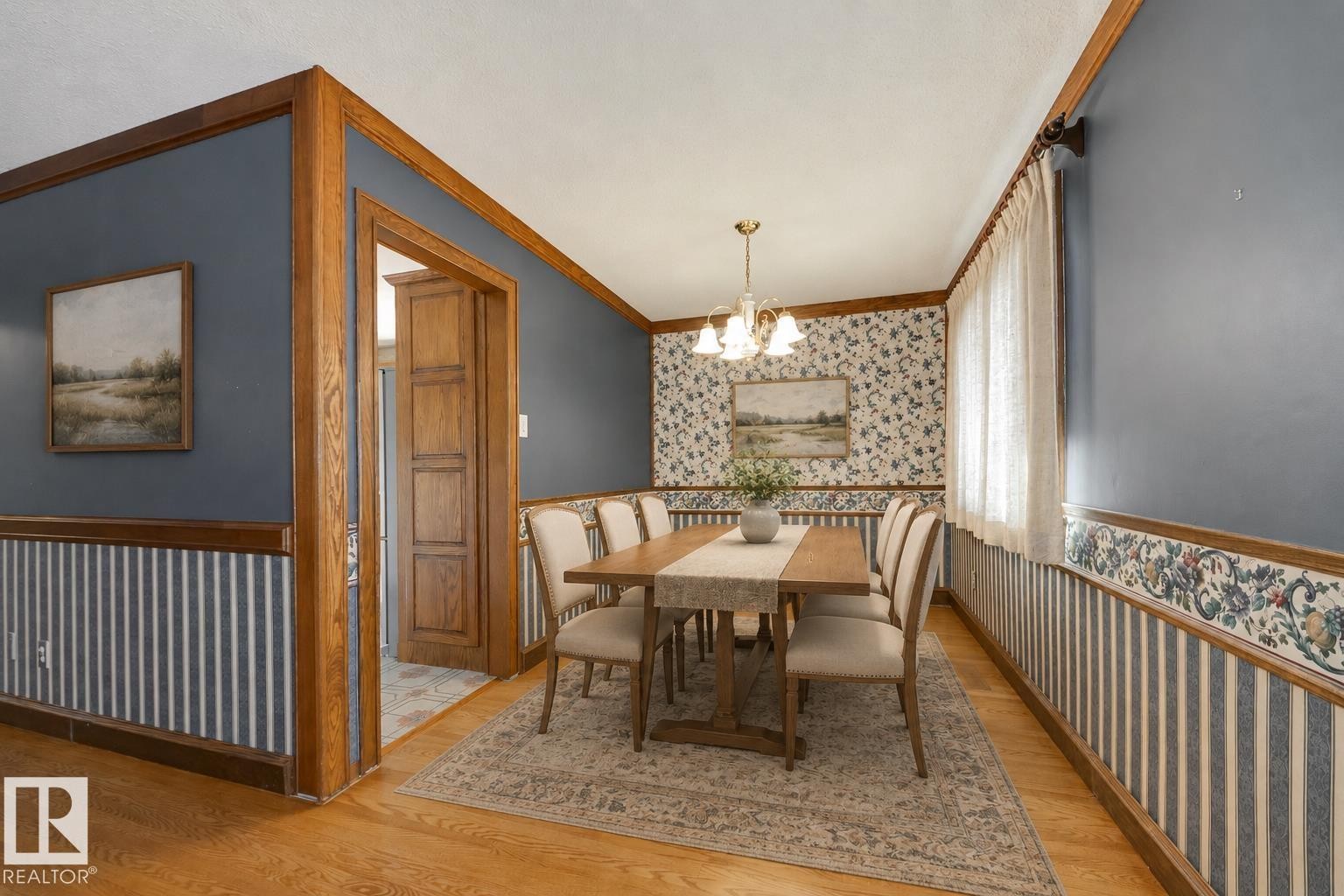 4716 109 Avenue Nw, Edmonton, AB - Indoor Photo Showing Dining Room