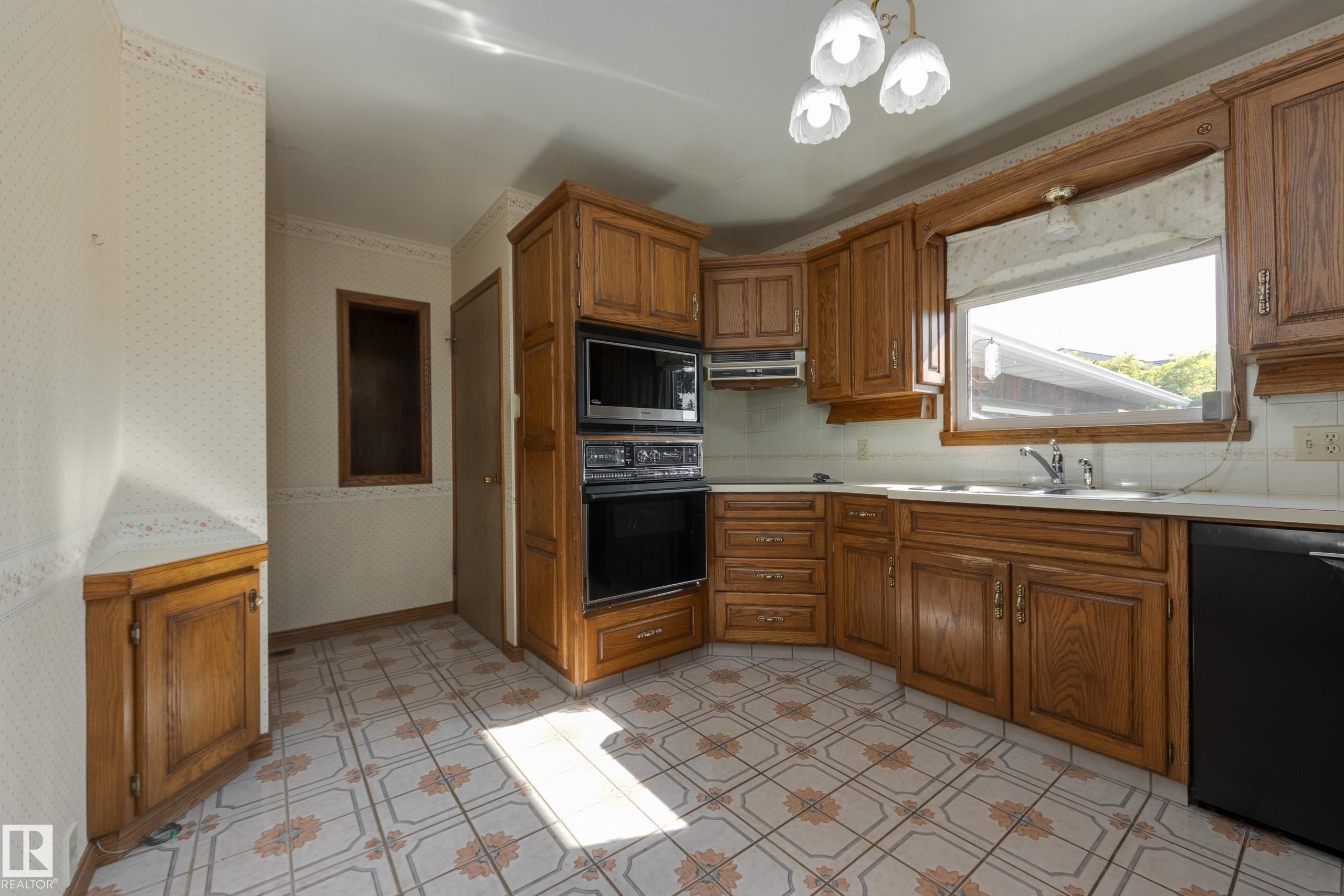 4716 109 Avenue Nw, Edmonton, AB - Indoor Photo Showing Kitchen