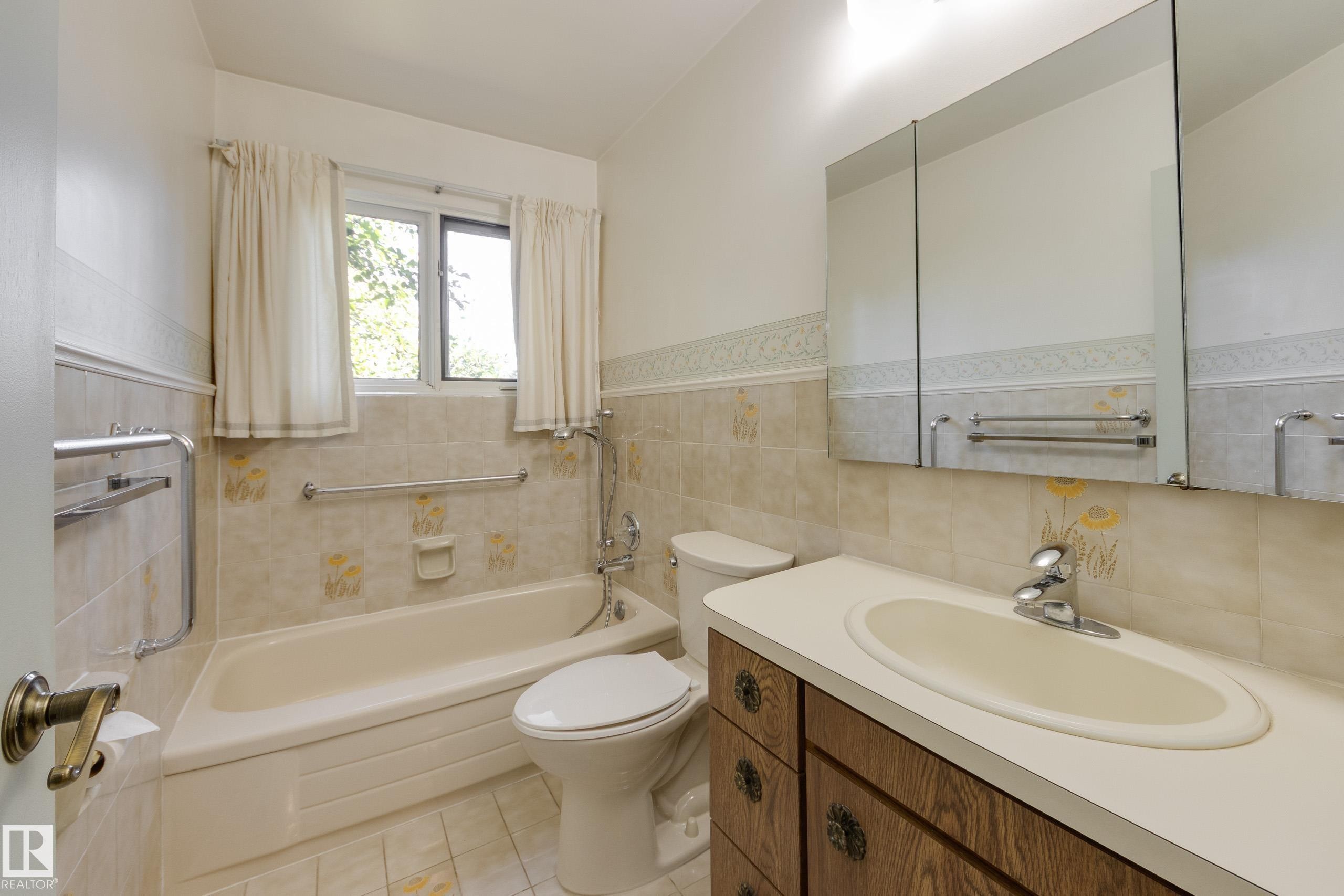 4716 109 Avenue Nw, Edmonton, AB - Indoor Photo Showing Bathroom