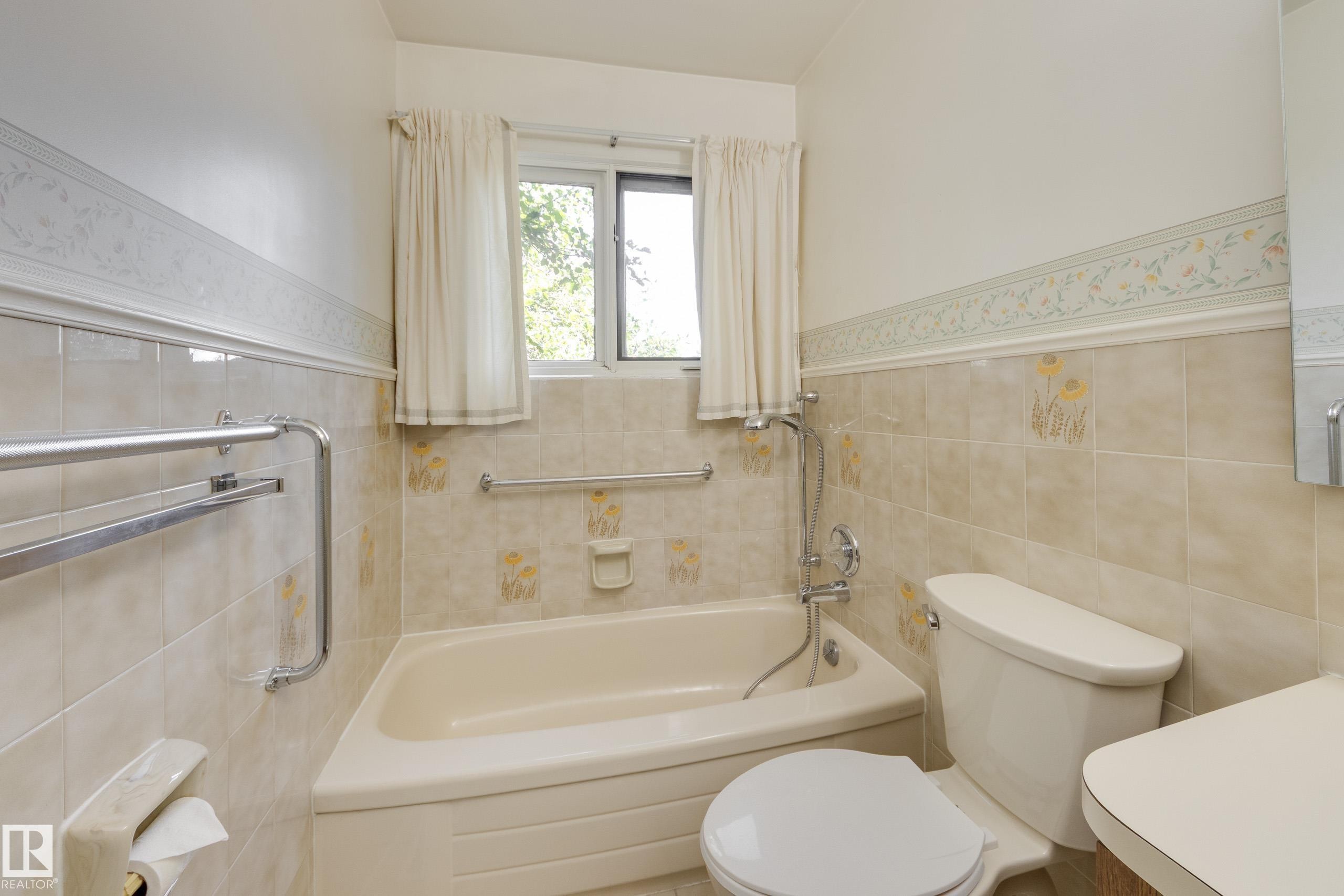 4716 109 Avenue Nw, Edmonton, AB - Indoor Photo Showing Bathroom