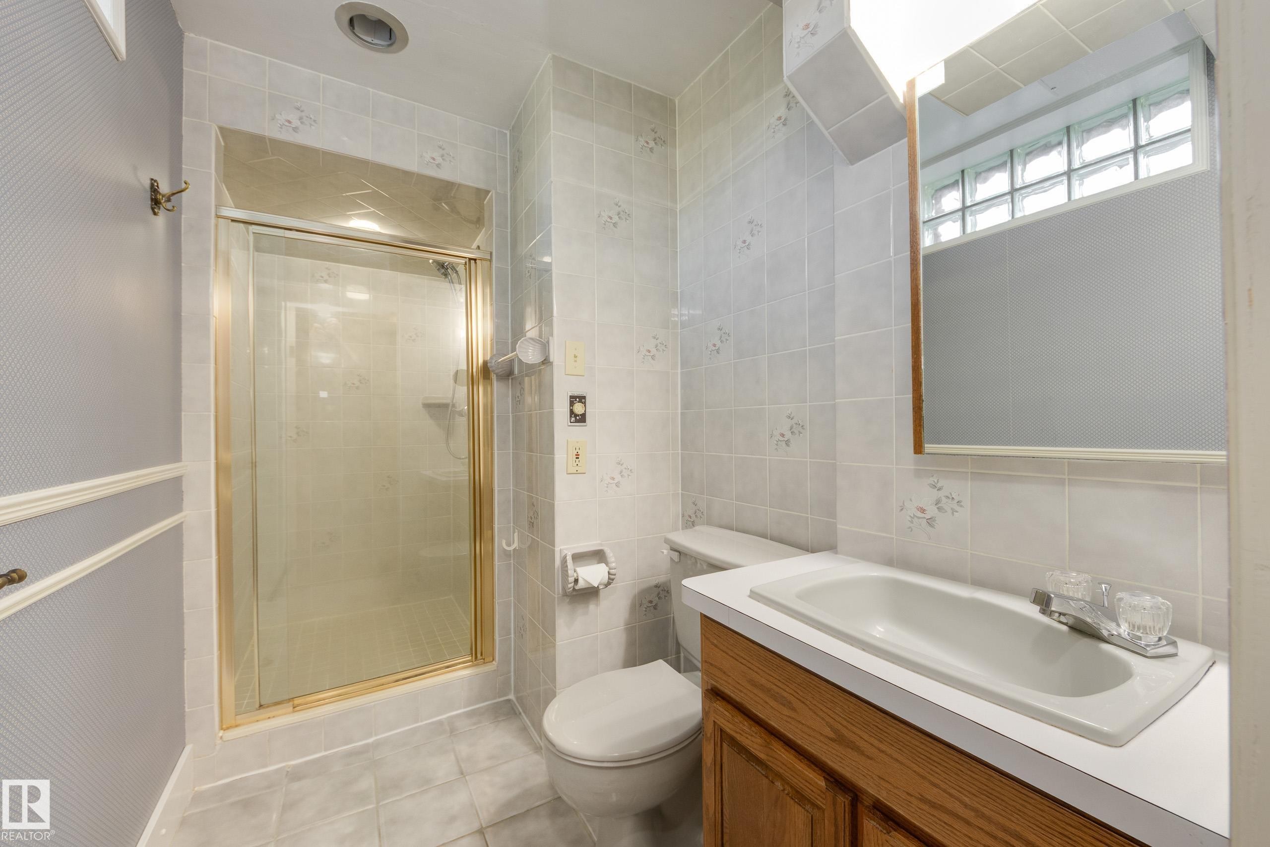 4716 109 Avenue Nw, Edmonton, AB - Indoor Photo Showing Bathroom