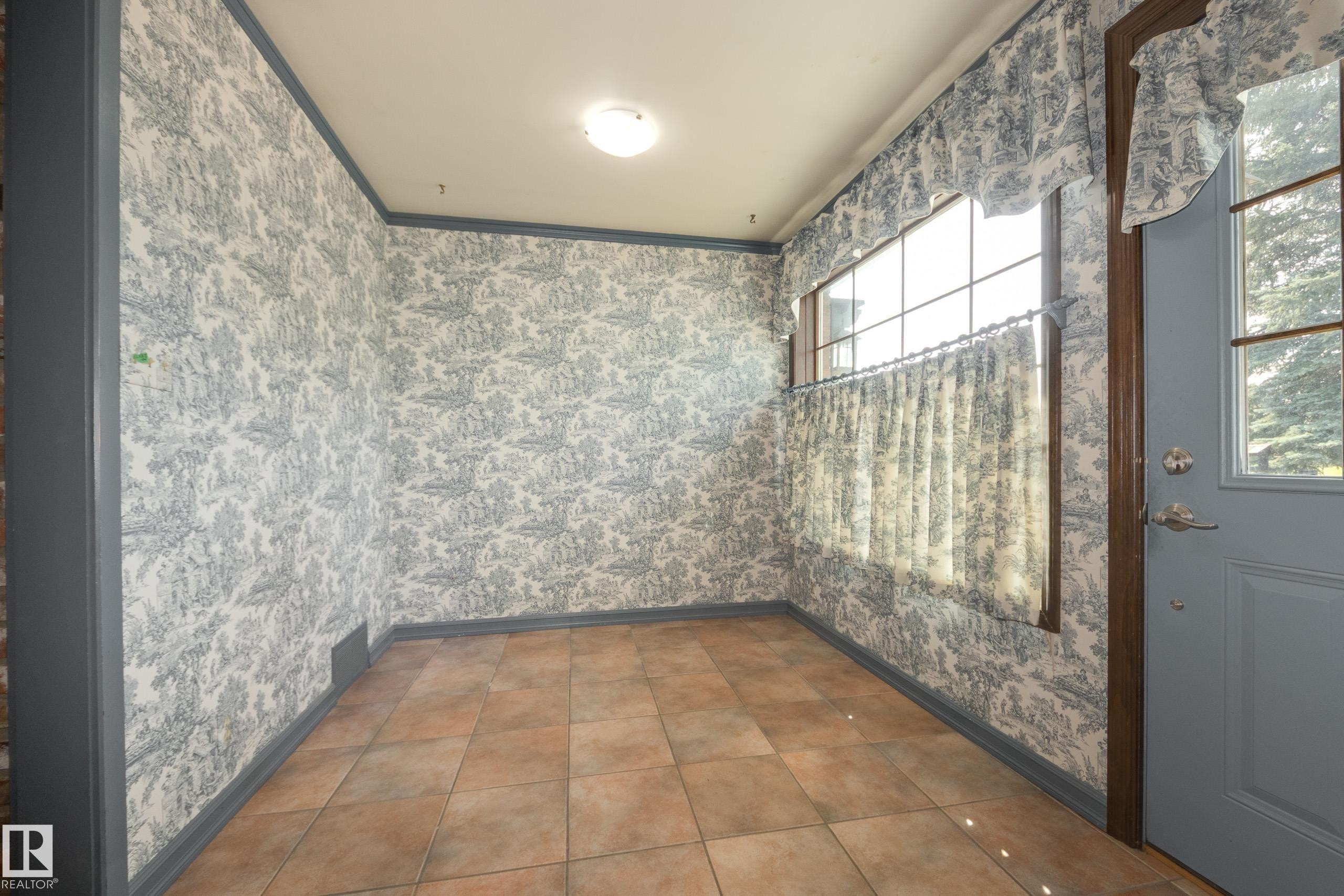 4716 109 Avenue Nw, Edmonton, AB - Indoor Photo Showing Other Room