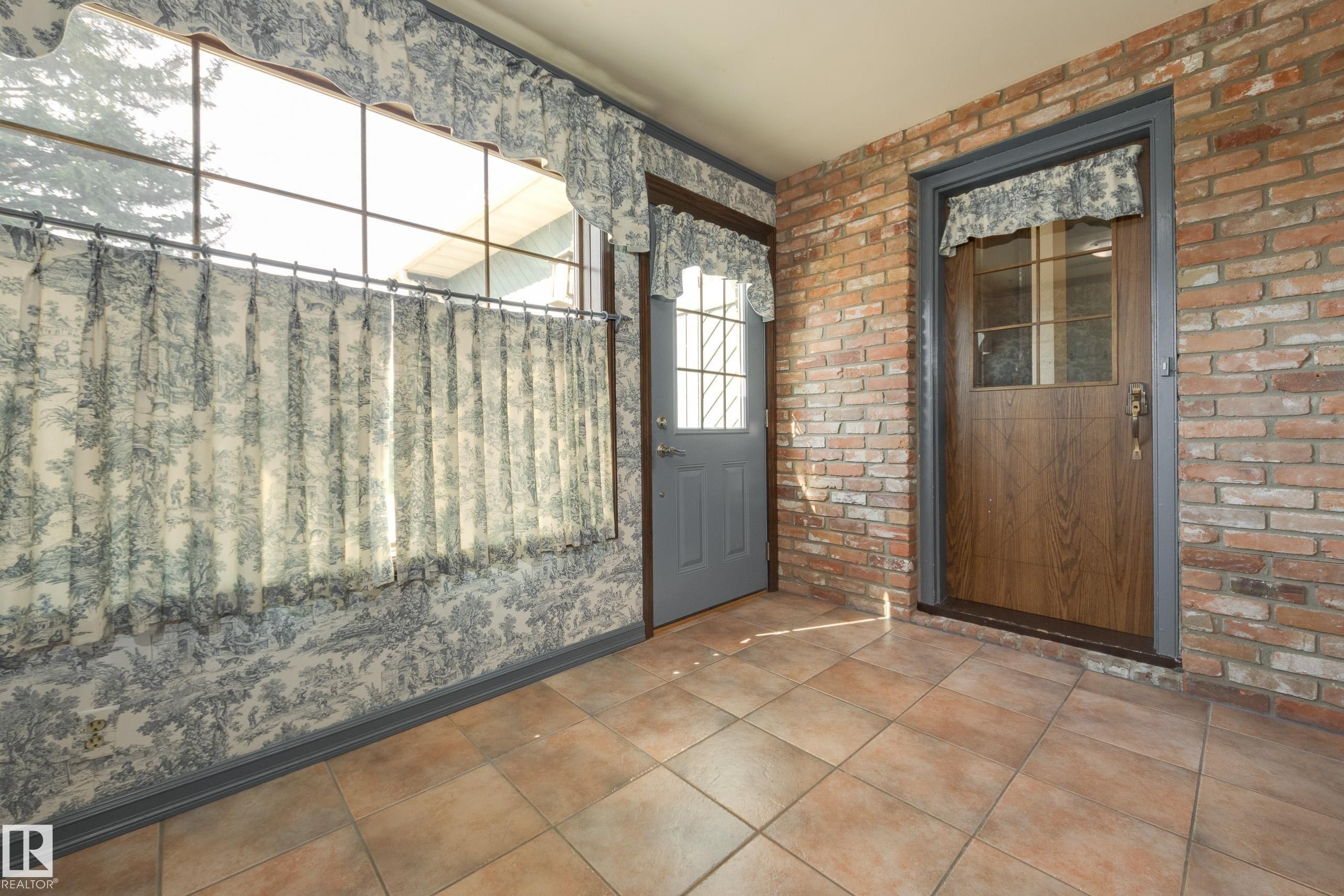 4716 109 Avenue Nw, Edmonton, AB - Indoor Photo Showing Other Room