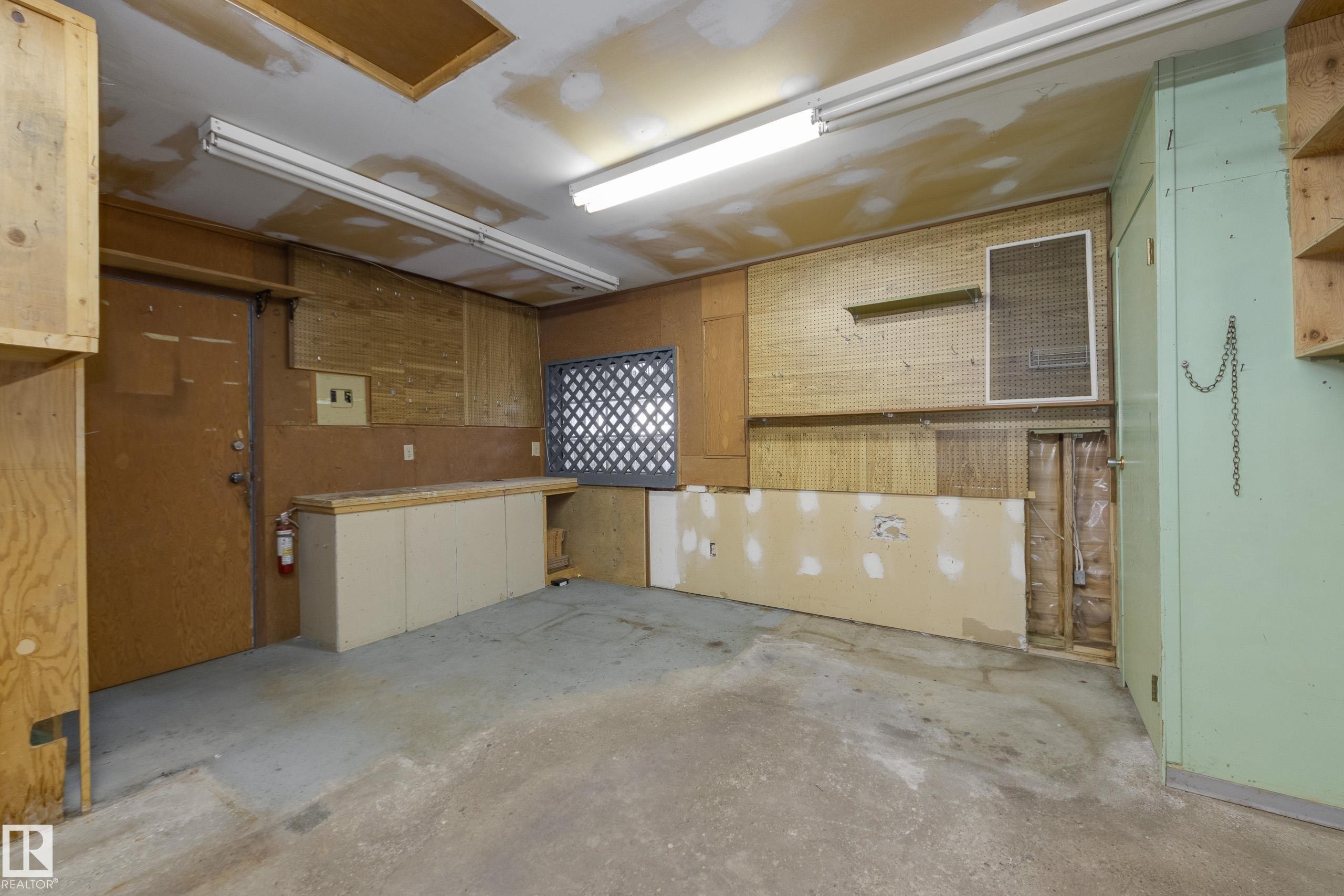 4716 109 Avenue Nw, Edmonton, AB - Indoor