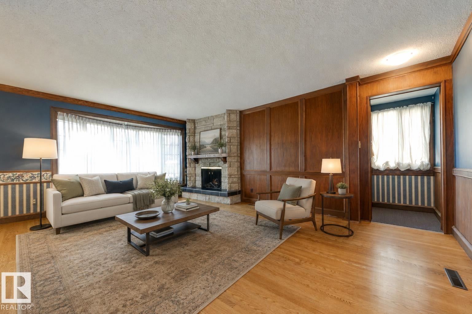 4716 109 Avenue Nw, Edmonton, AB - Indoor Photo Showing Living Room With Fireplace