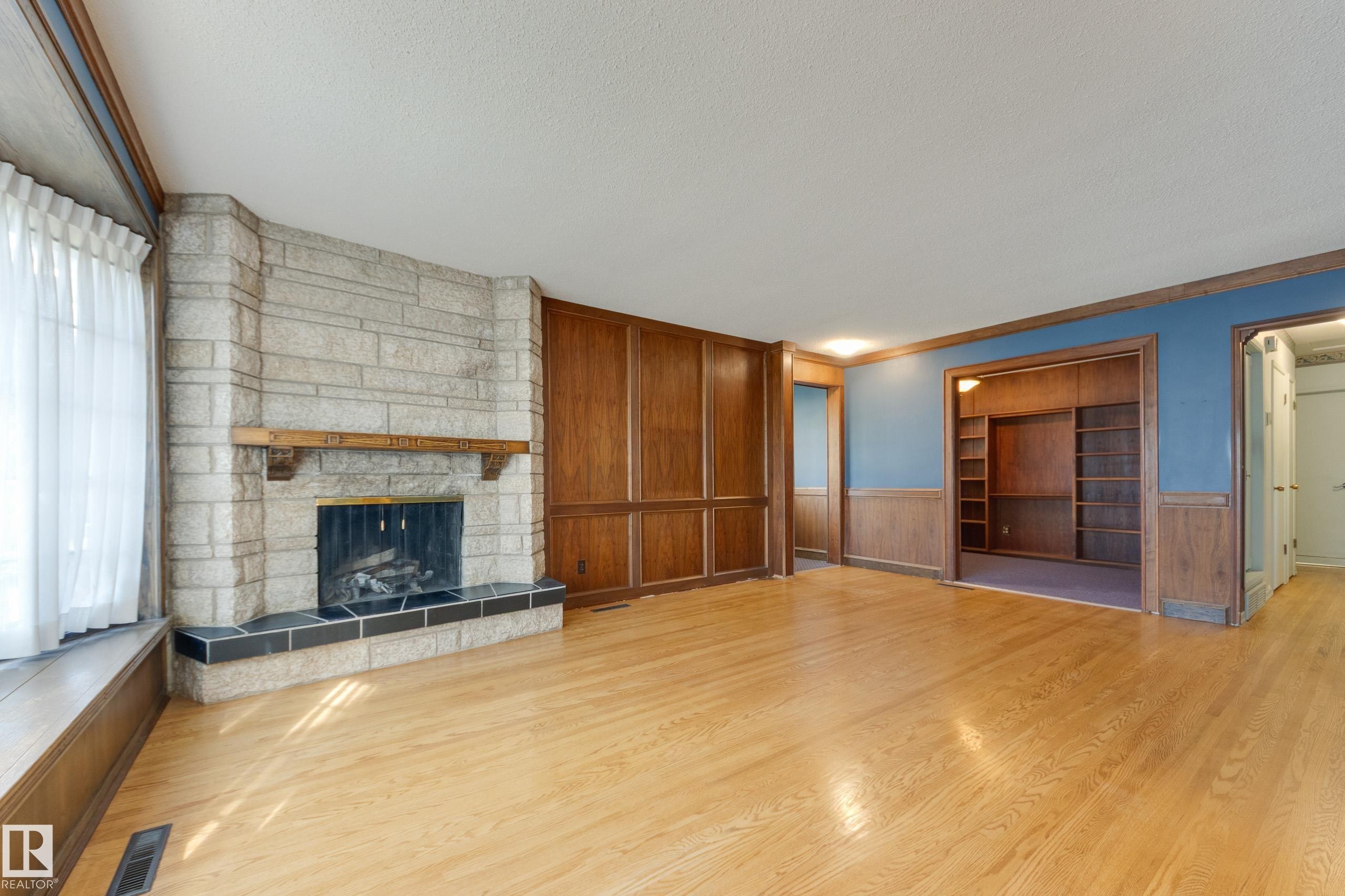 4716 109 Avenue Nw, Edmonton, AB - Indoor Photo Showing Living Room With Fireplace