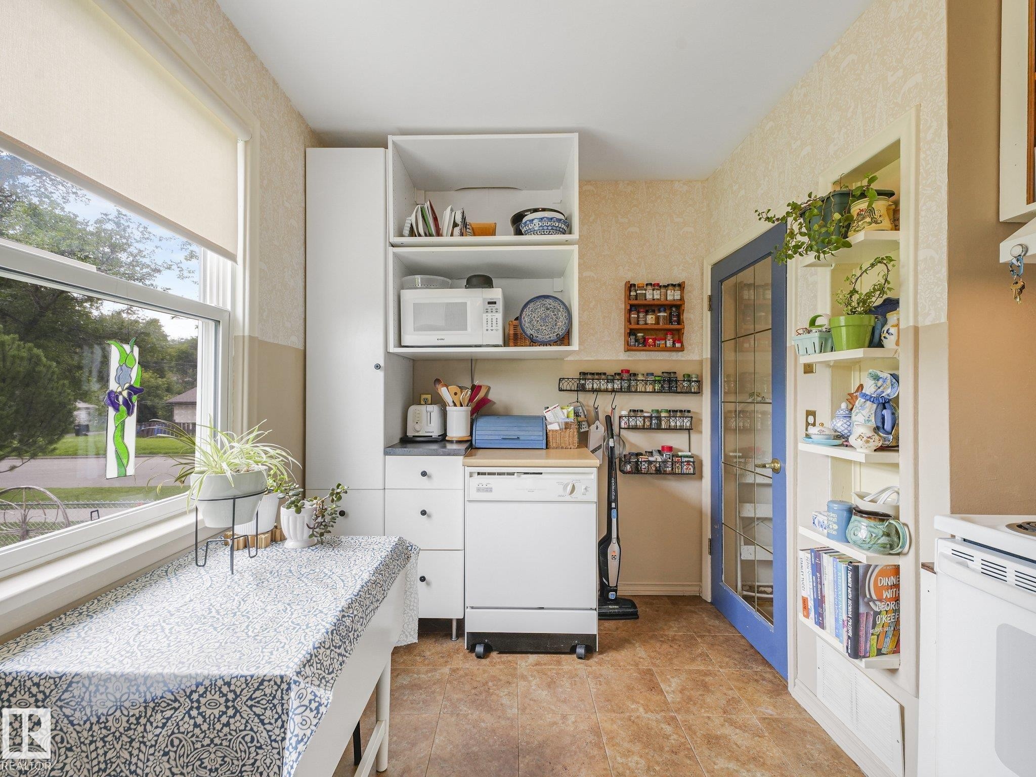 12203 126 Street Nw, Edmonton, AB - Indoor