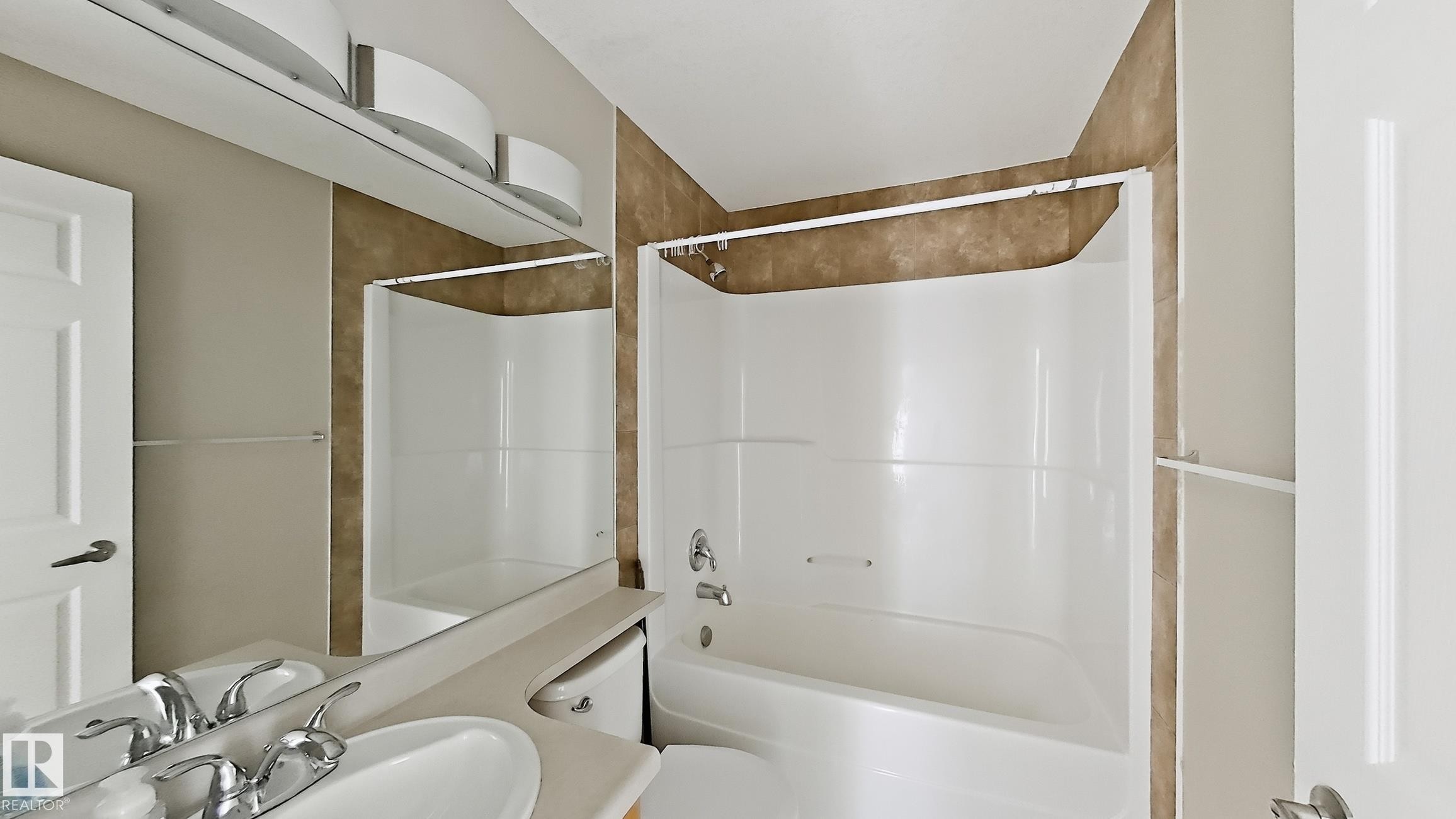 #213 5005 165 Av Nw Nw, Edmonton, AB - Indoor Photo Showing Bathroom