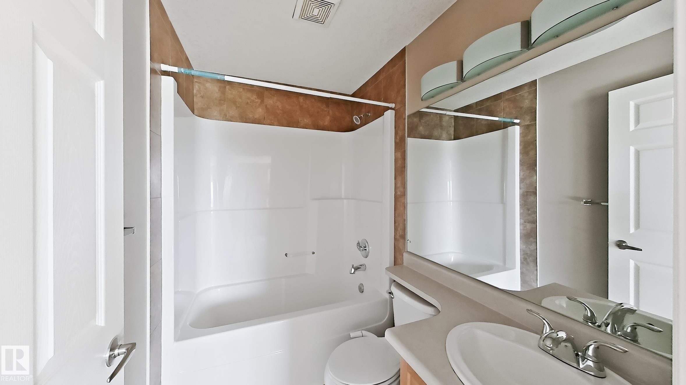 #213 5005 165 Av Nw Nw, Edmonton, AB - Indoor Photo Showing Bathroom
