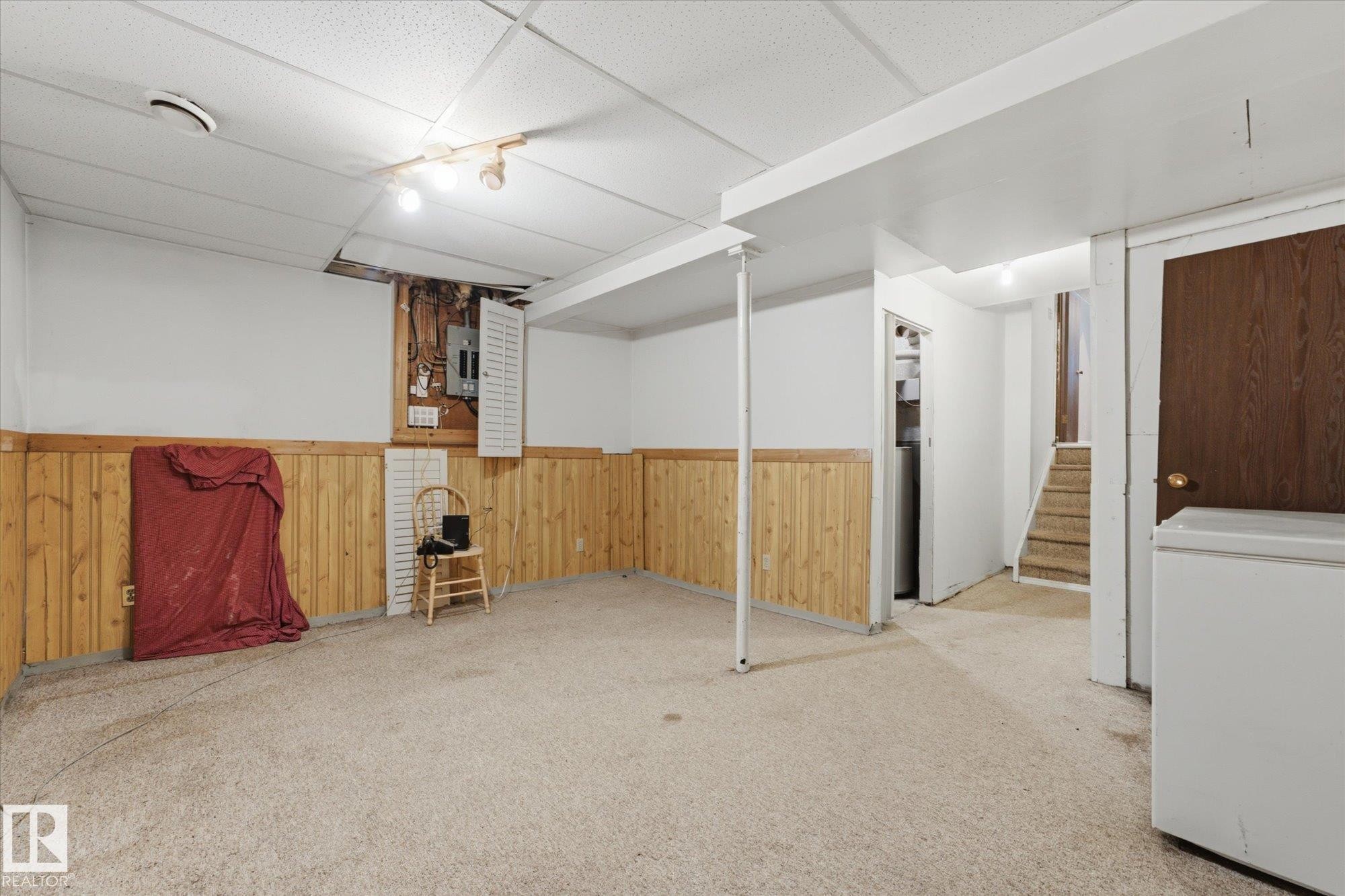 4305 35 Street Nw, Edmonton, AB - Indoor