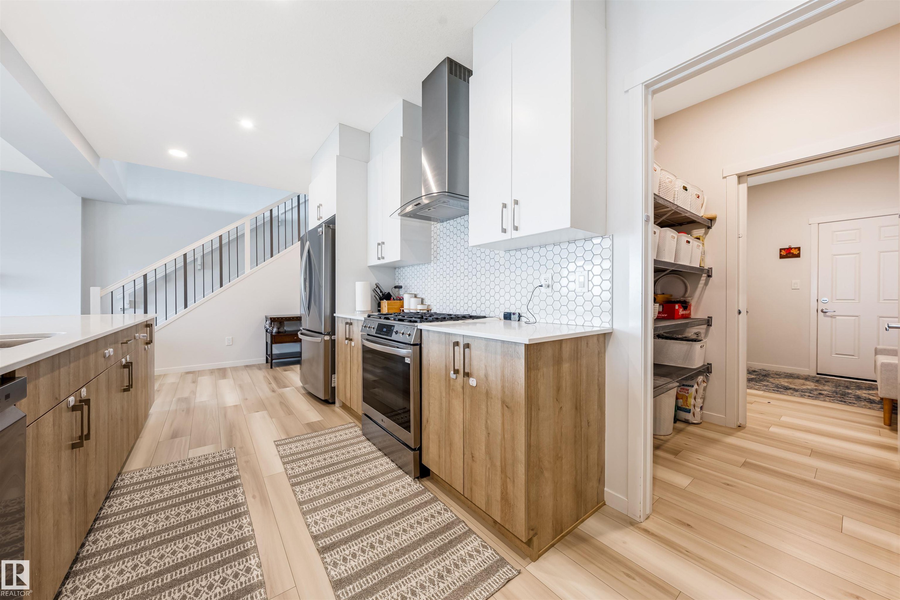 17072 45 Street Nw, Edmonton, AB - Indoor Photo Showing Kitchen