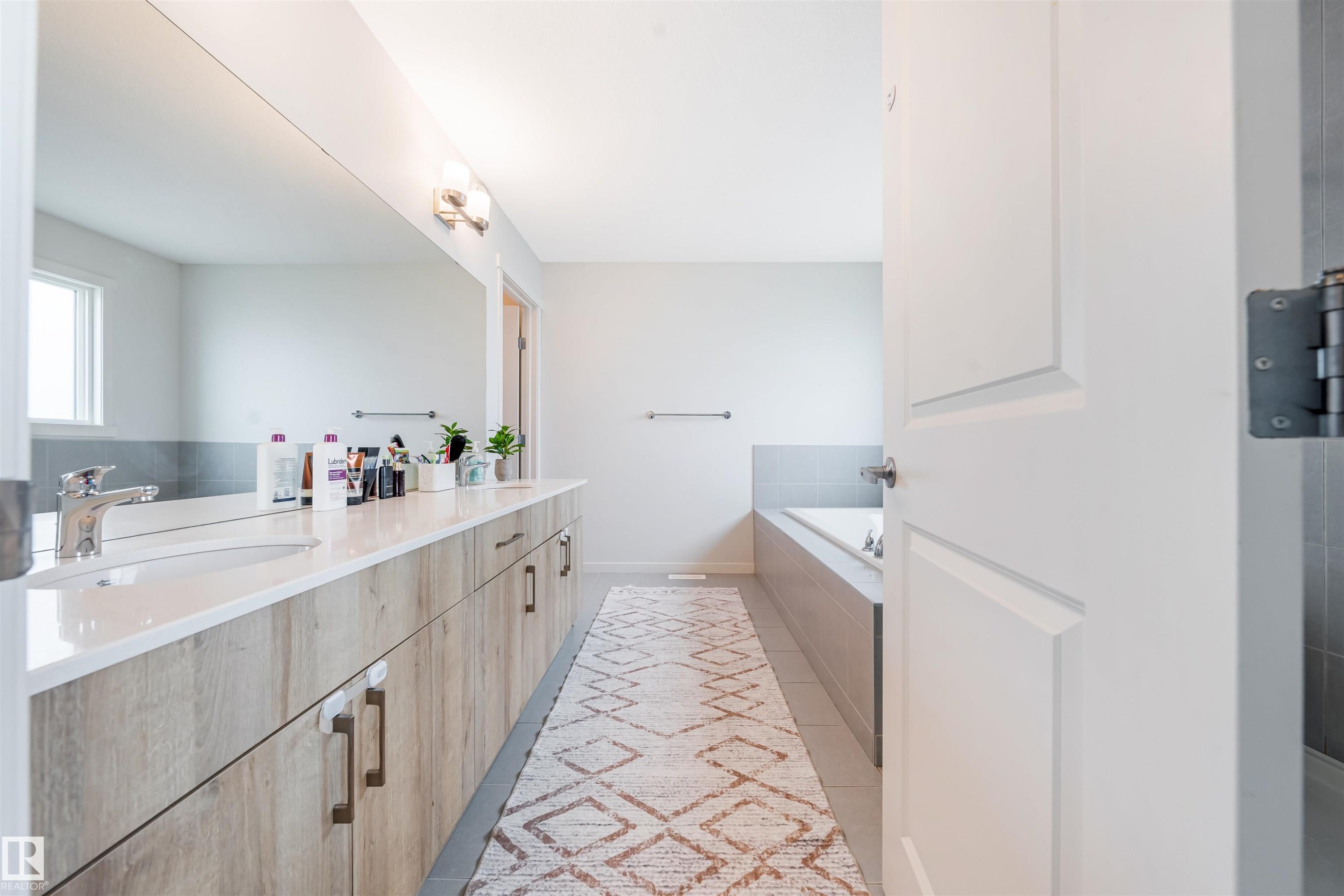 17072 45 Street Nw, Edmonton, AB - Indoor Photo Showing Bathroom