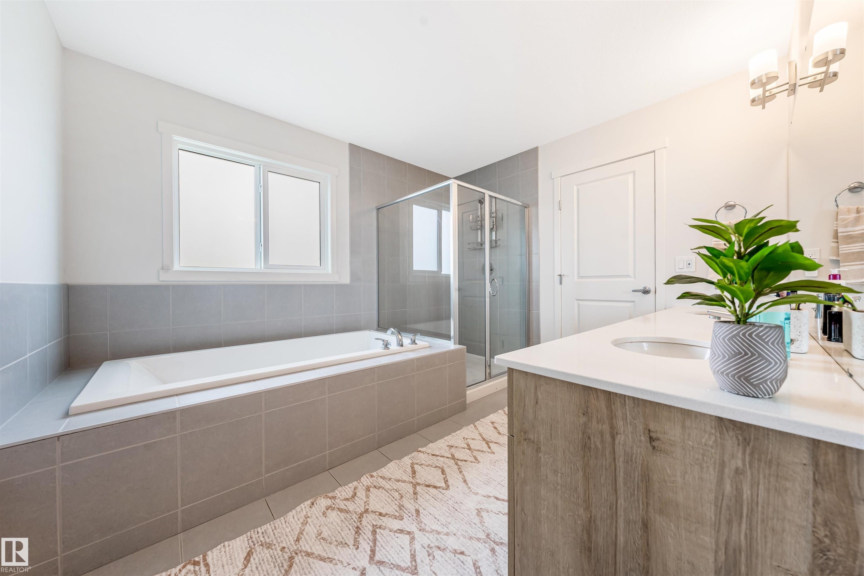 17072 45 Street Nw, Edmonton, AB - Indoor Photo Showing Bathroom