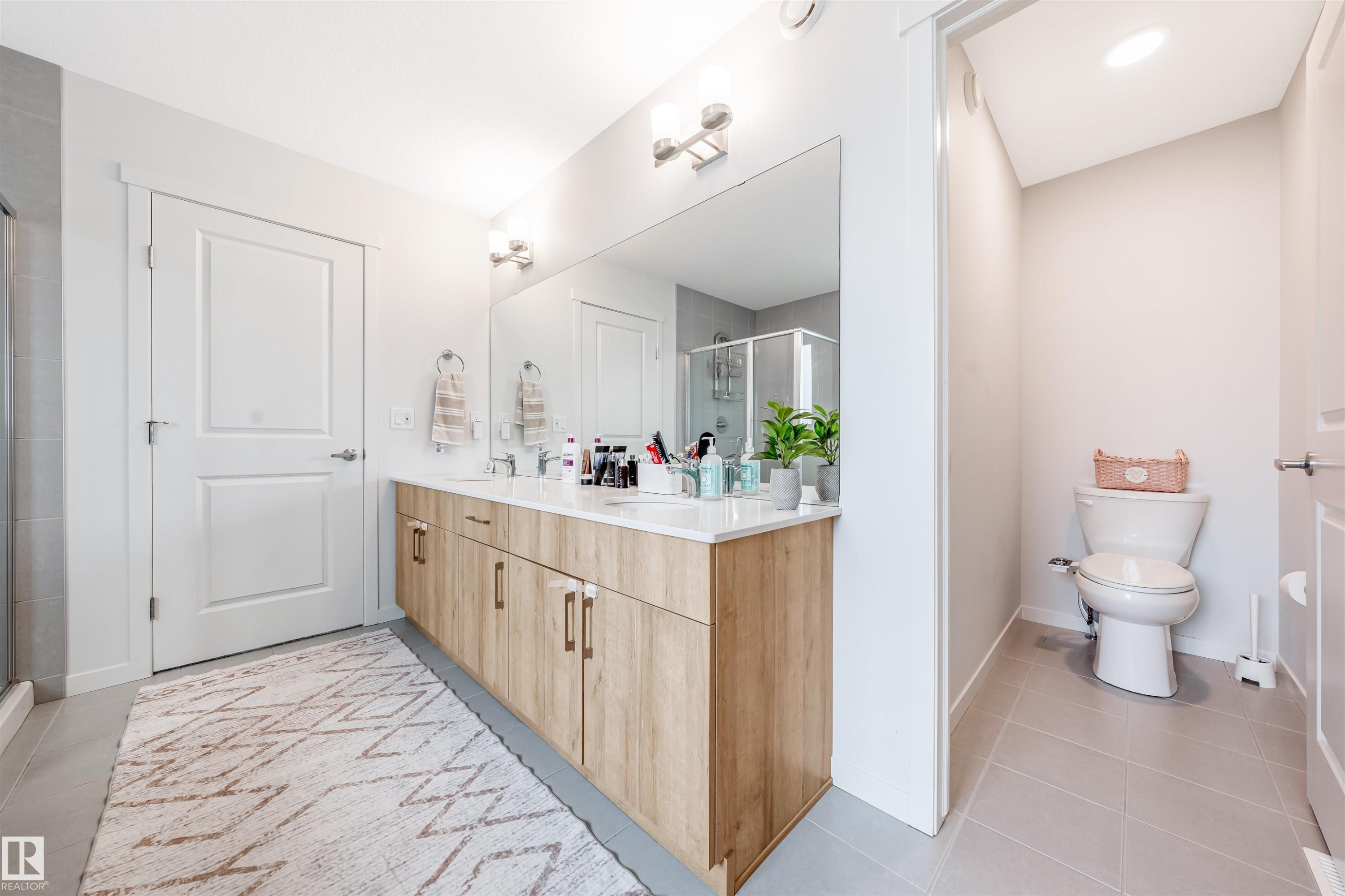 17072 45 Street Nw, Edmonton, AB - Indoor Photo Showing Bathroom